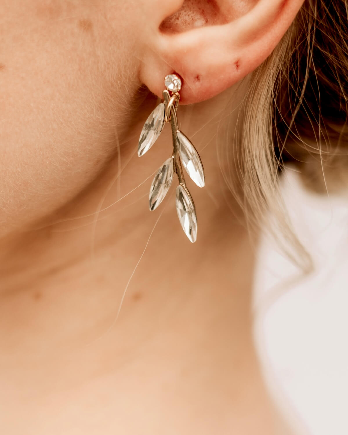 Sternenauge Ohrringe AMELIA Detailfoto am Ohr