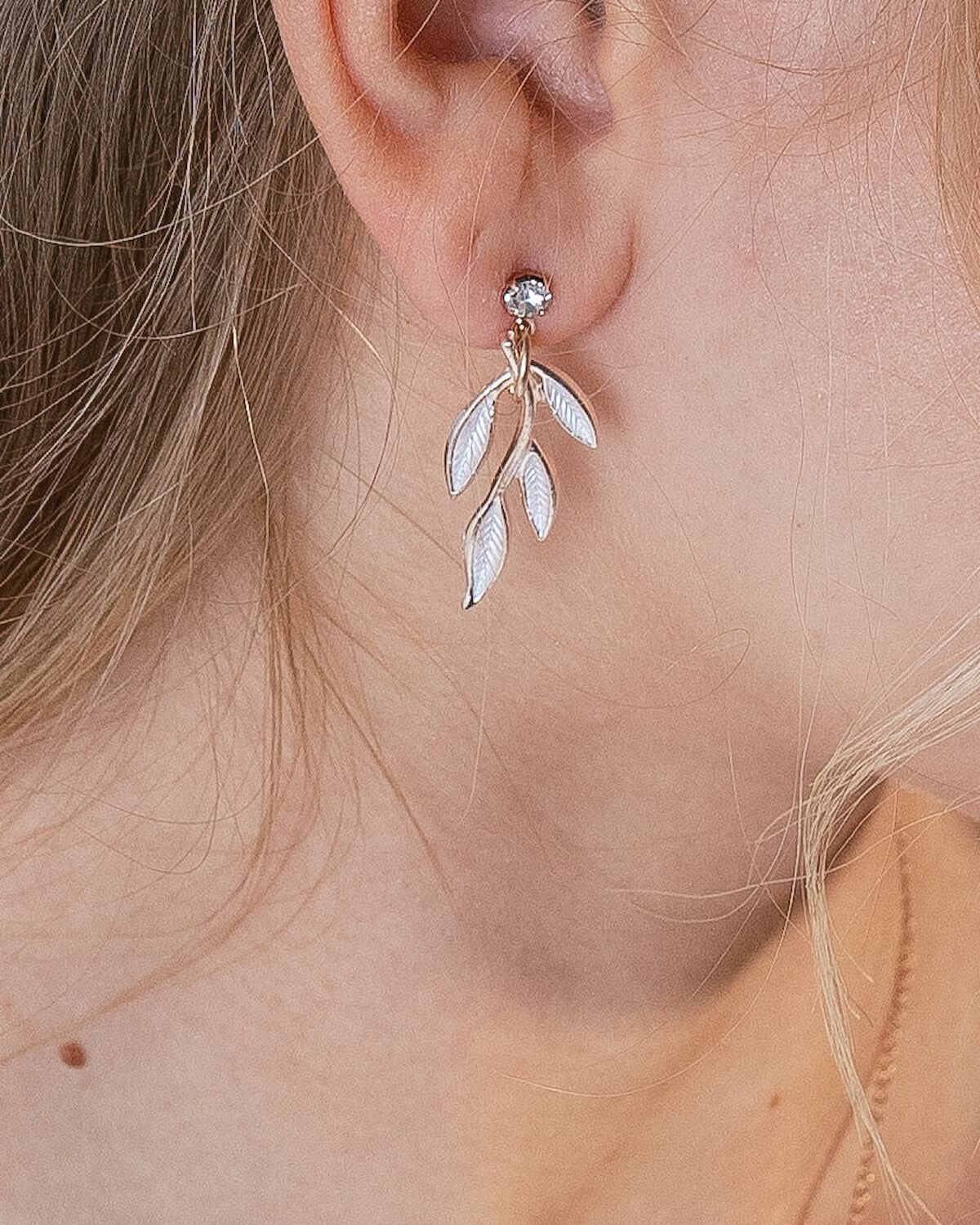 Sternenauge Detailansicht Ohrringe FIONA ros&eacute;goldfarben mit Blatt Design