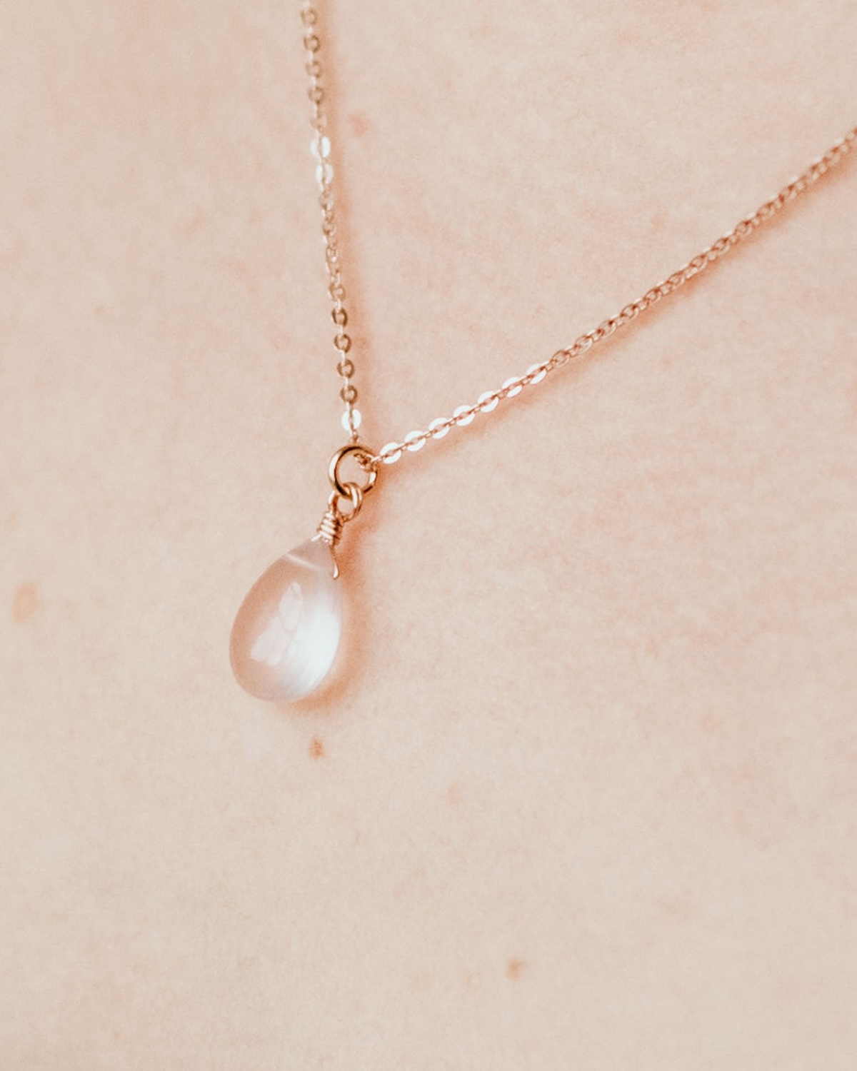 Sternenauge Detailfoto Rosenquarz Kette ROSIE in Tropfenform