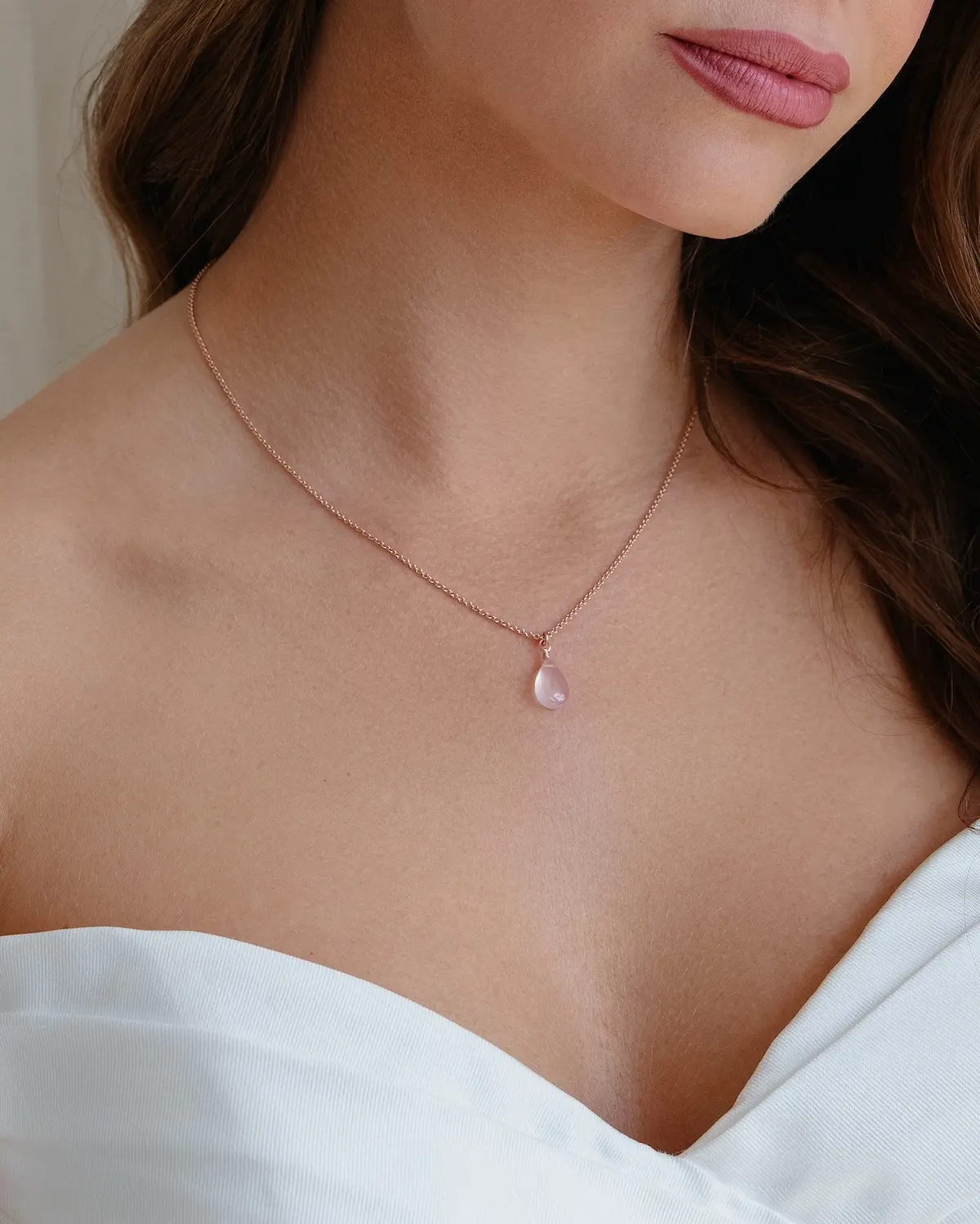 ROSIE Halskette aus 925 Sterling Silber 18K mit tropfeif&ouml;rmigen Rosenquarz-Anh&auml;nger, perfekt f&uuml;r elegante Brautlooks