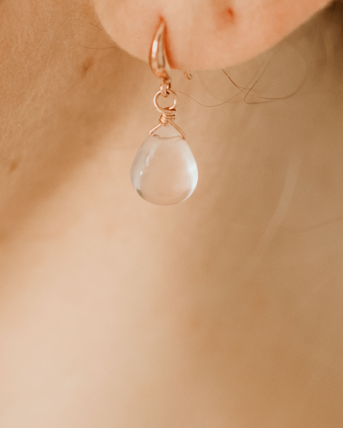 Sternenauge ROSIE Ohrringe mit Rosequarz Tropfen Anh&auml;nger Detailfoto am Ohr