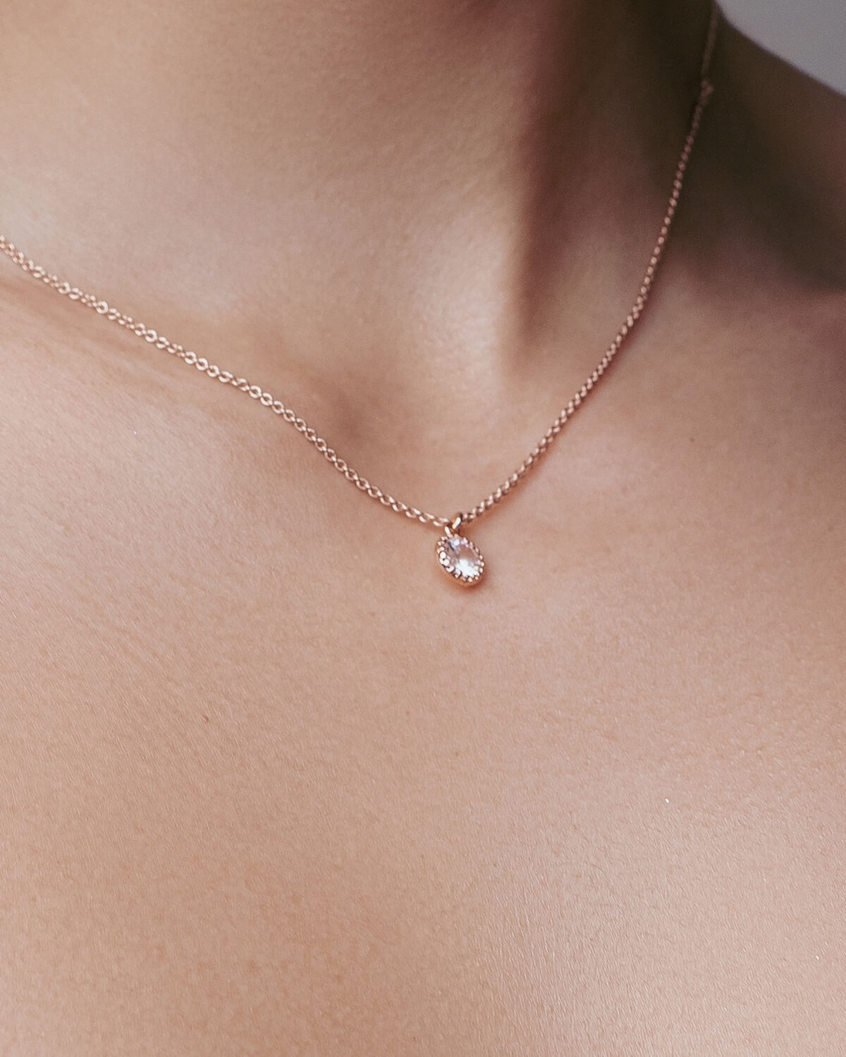 Sternenauge Detailansicht Zirkonia Halskette mit rundem Anh&auml;nger STELLA