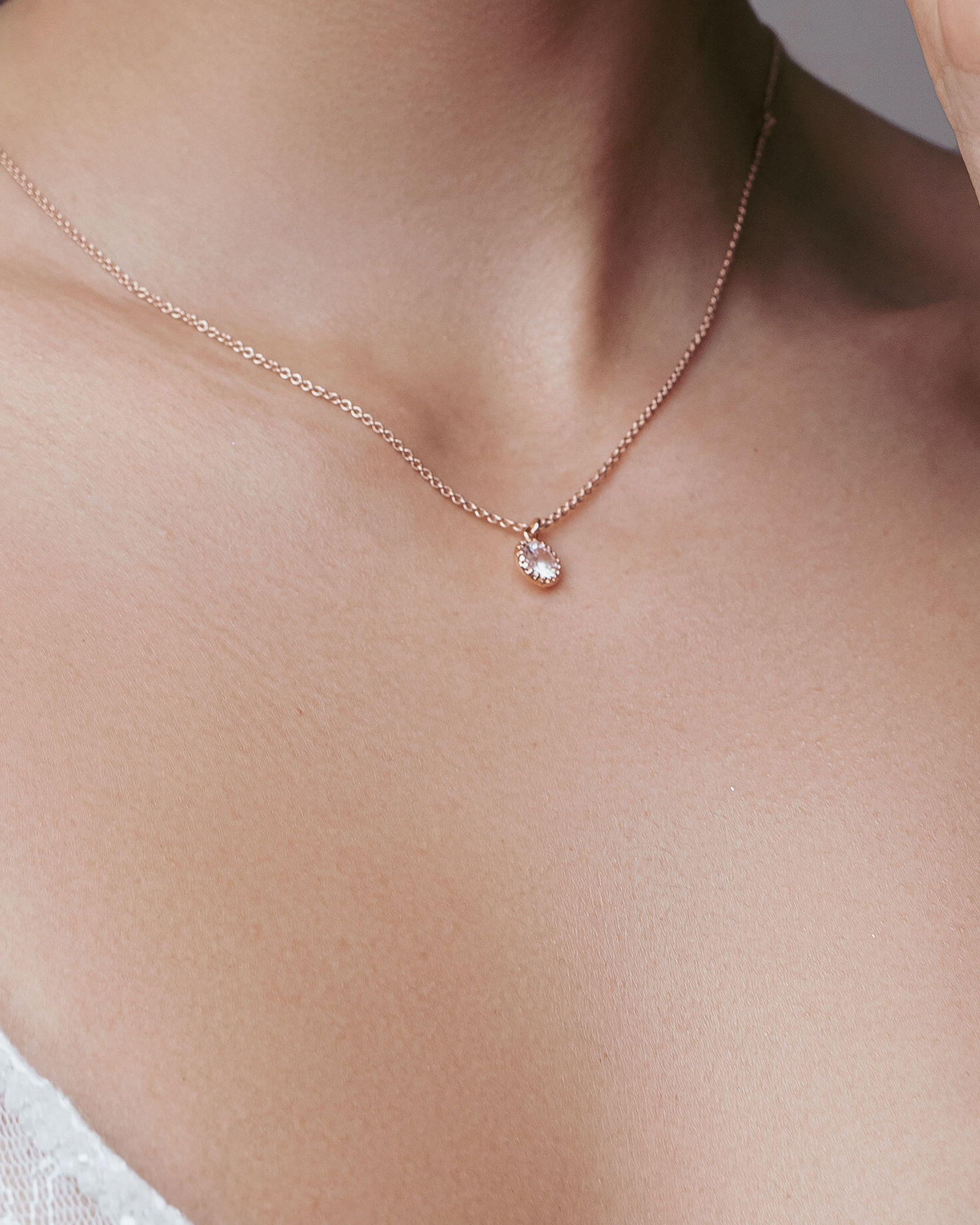 Sternenauge Rückenkette V-Form STELLA mit Zirkonia Charms Ansicht von vorne