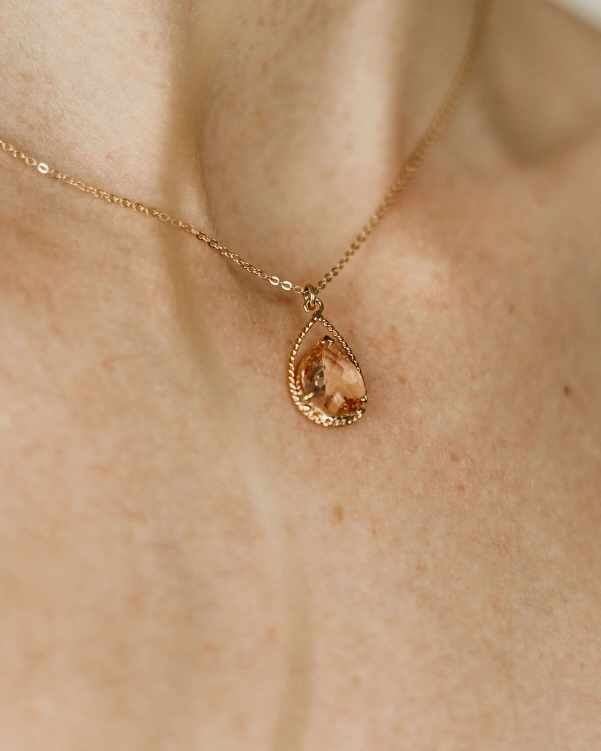 Sternenauge Halskette mit Kristall-Anh&auml;nger in Tropfenform Detailfoto am Hals