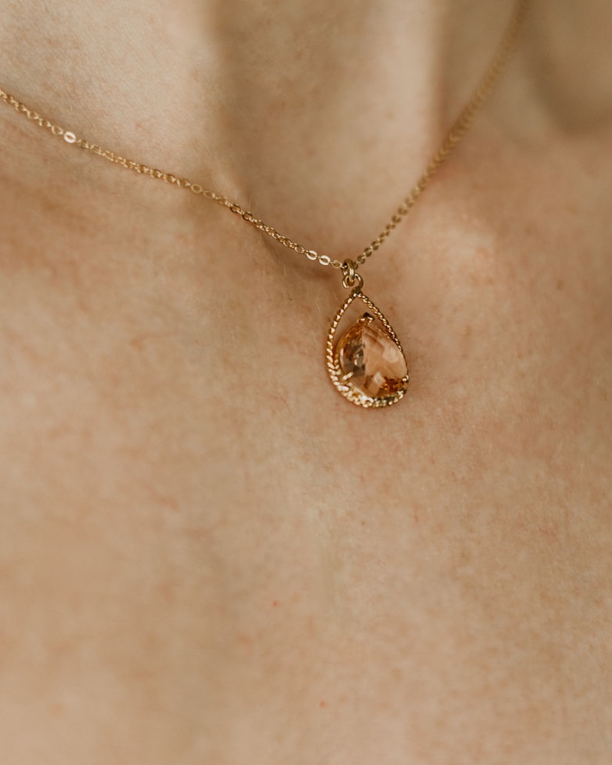 Kristall Halskette mit pfirsischfarbenem Anh&auml;nger