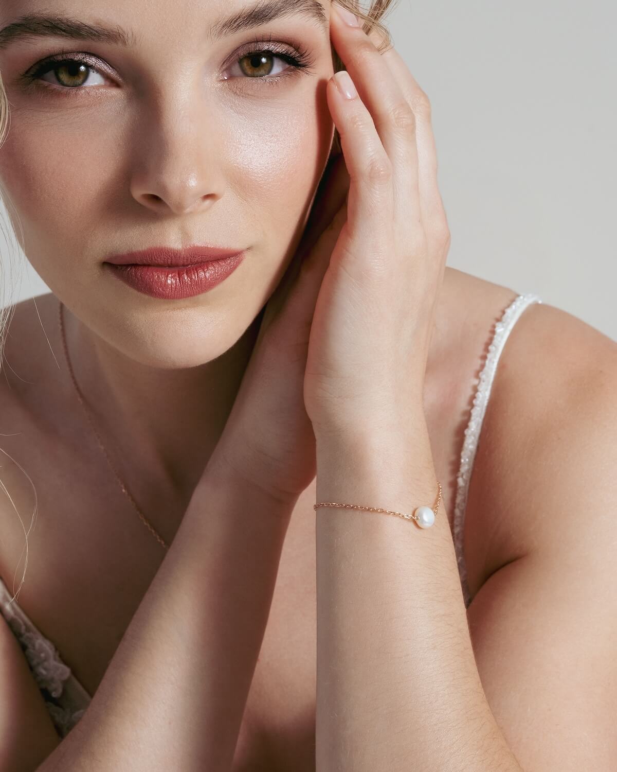 Sternenauge Zartes Perlenarmband MERLE Detailansicht am Arm