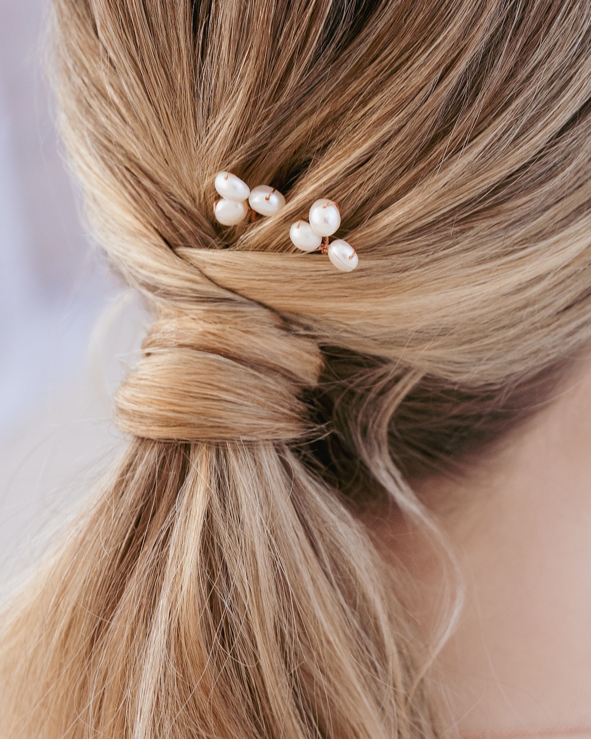Sterneneauge Perlen Haarnadeln MERLE mit Süßwasserperlen in Brautfrisur Detailansicht