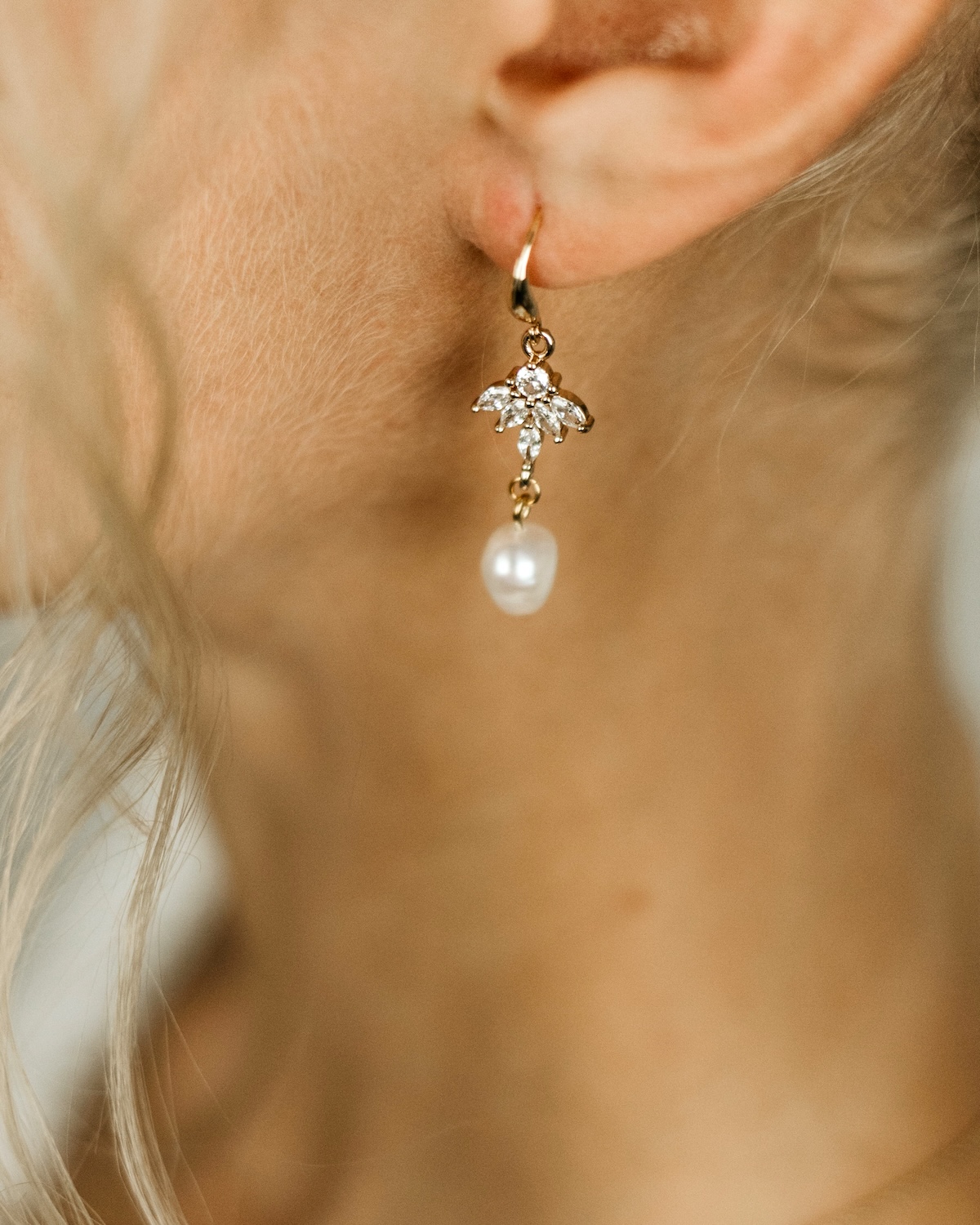 Zirkonia-Ohrhaenger-MERLE-mit-Suesswassperle-Sternenauge