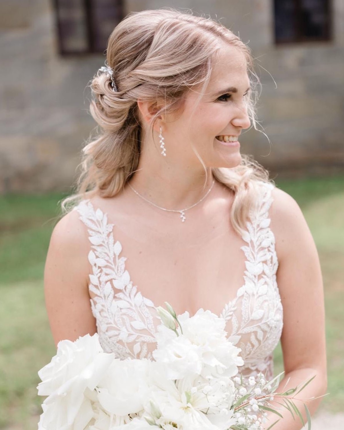 Real-Bride-Julia-traegt-Zirkonia-Ohrringe-JASMIN-von-Sternenauge