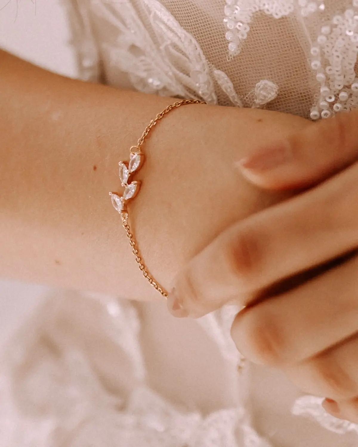 Sternenauge Armkette JASMIN am Handgelenk mit floralem Blatt Anh&auml;nger aus Zirkonia Sterling Silber 18K