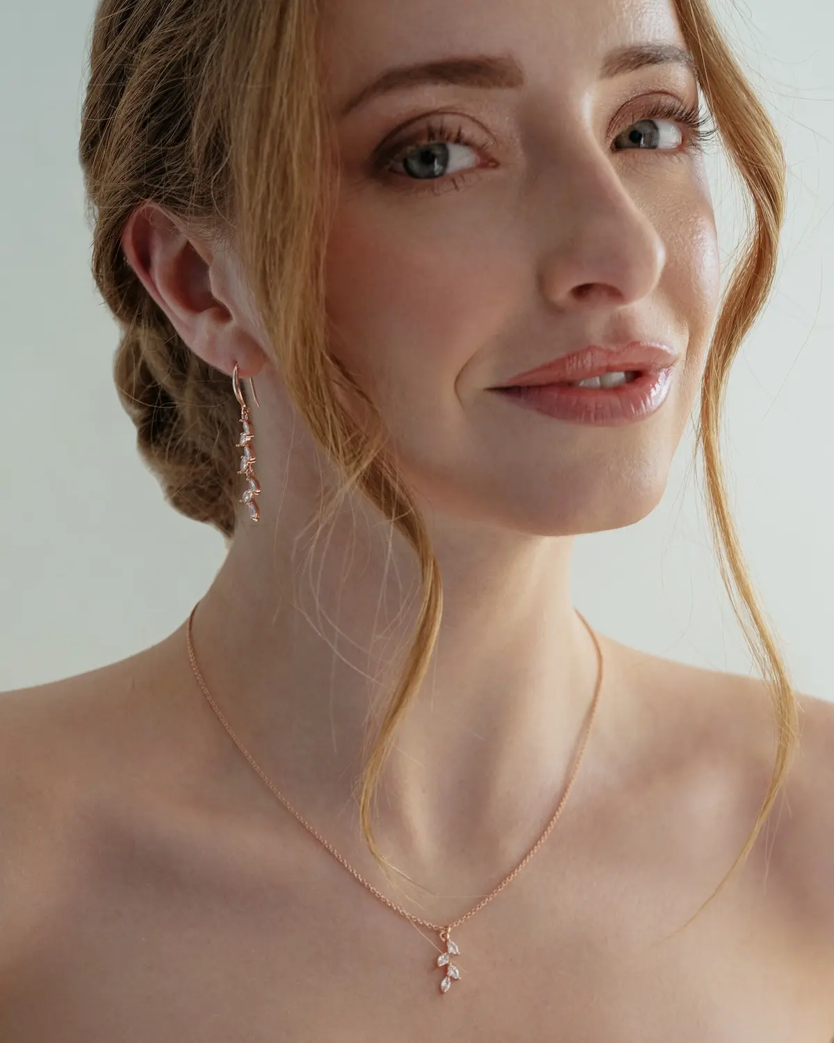 Sternenauge Brautlook mit hochgesteckter Frisur und Brautschmuck Ohrringe JASMIN