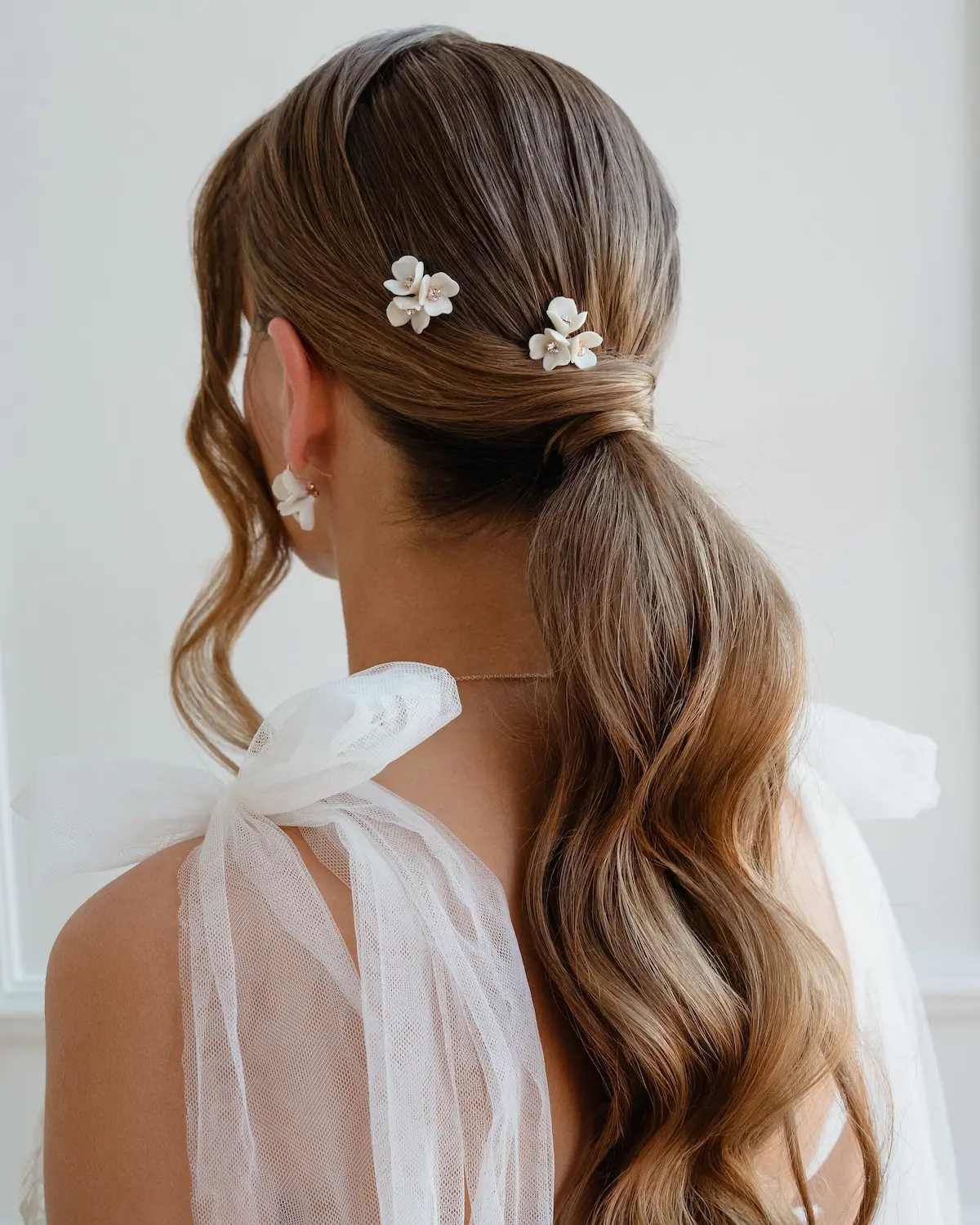 Brautlook mit floralen Haarnadeln CLEO aus handgefertigten Blüten mit Strass, perfekt für Brautfrisuren, handgefertigt in der Sternenauge Manufaktur