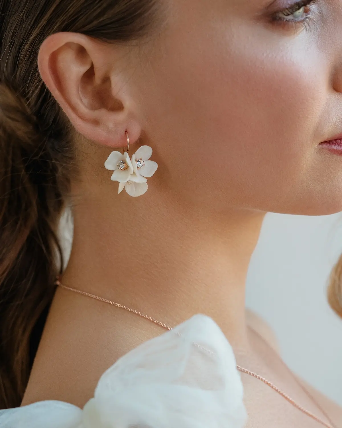 Florale Ohrringe CLEO als Ohrh&auml;nger mit wei&szlig;en Blumen und Strasssteinen, federleichtes Design f&uuml;r die Hochzeit, handgefertigt von Sternenauge