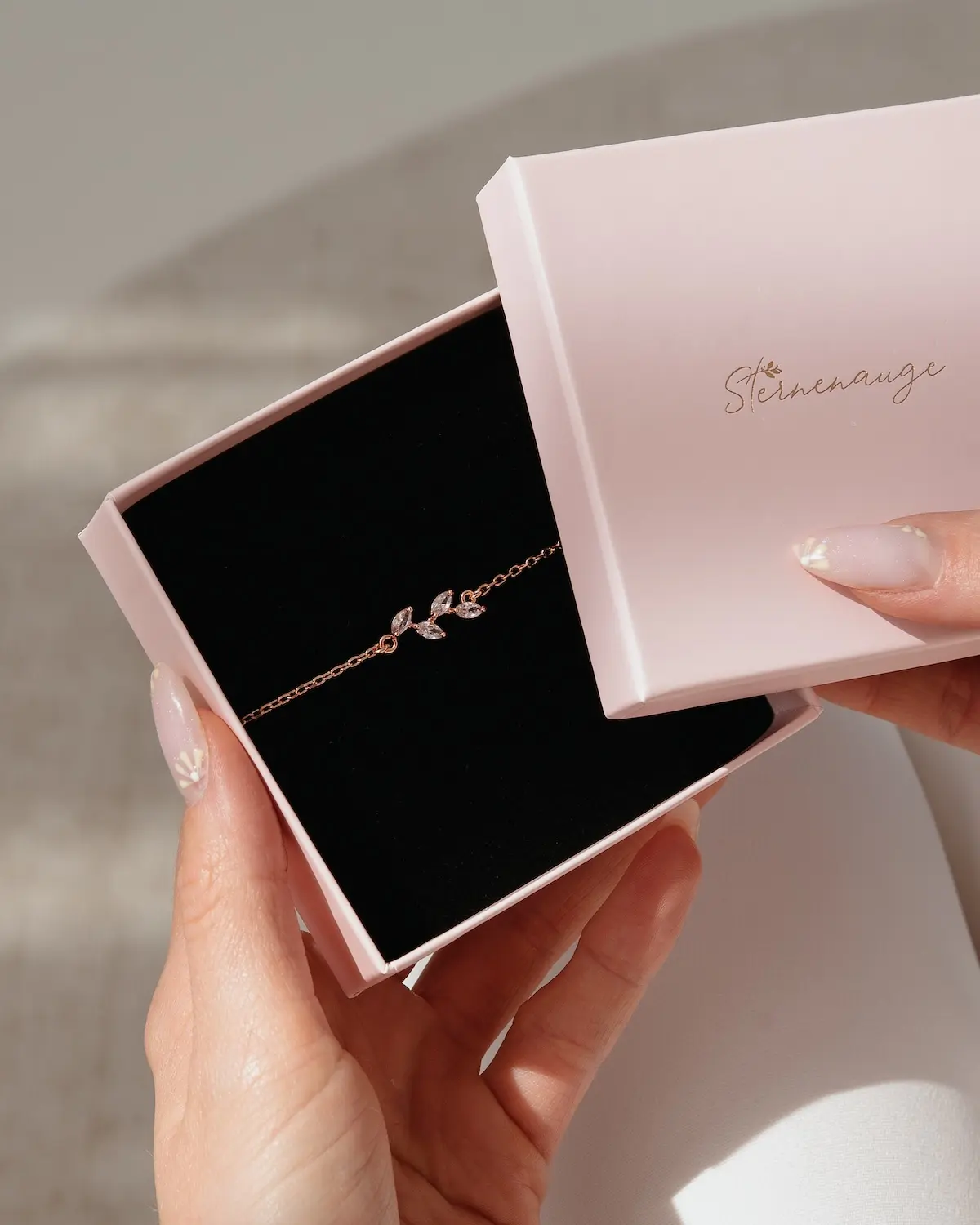 Filgranes Braut-Armband mit Zirkonia aus 925 Sterling Silber 18K rosévergoldet, Blatt Motiv passend zu den aktuellen Brautkleider-Trends, handgefertigt von Sternenauge