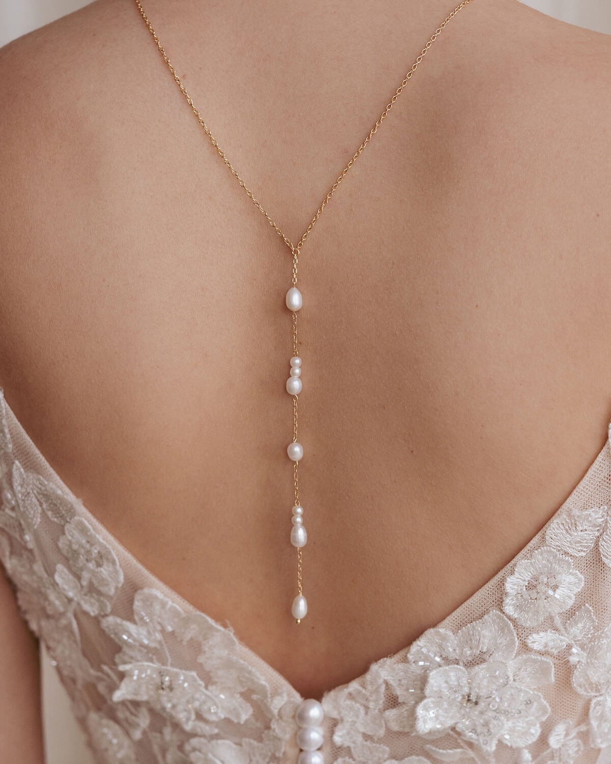 Sternenauge Braut Rückenkette mit Perlen MILA zum Brautkleid mit tiefem Rückenausschnitt