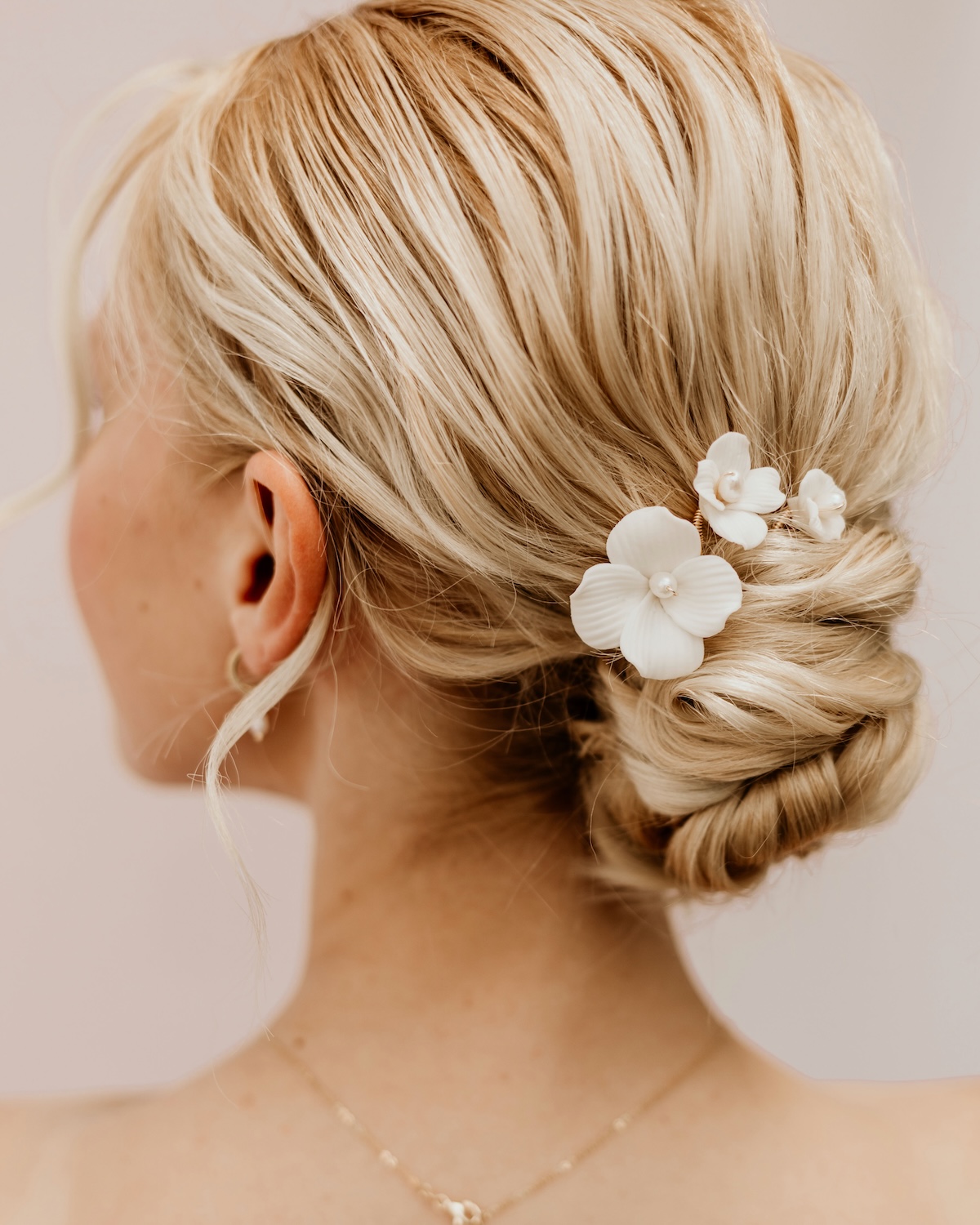 Brautfrisur Dutt mit Keramikblumen Haarnadeln ALBA