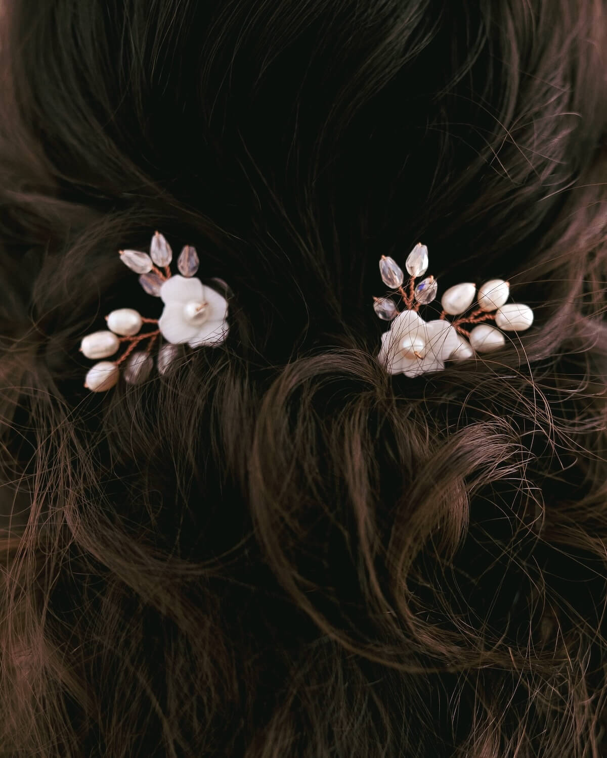 Sternenauge Details 2-er Set Haarnadeln ALB mit weißen kleinen Blumen und Perlen in Brautfrisur