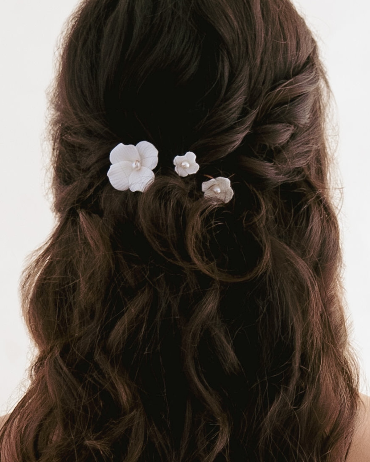Sternenauge Haarnadel-Set ALBA mit 3 Nadeln mit weißen Blüten und echten Perlen in Brautfrisur