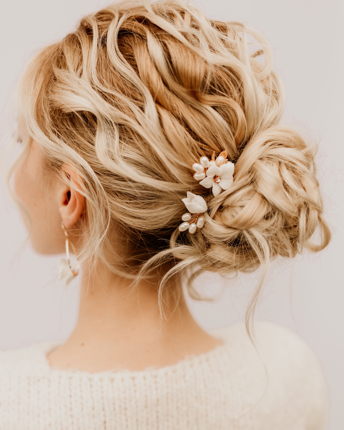 Brautfrisur-mit-Haarnadeln-COCO-aus-Keramik-Blumen-und-Perlen-Sternenauge