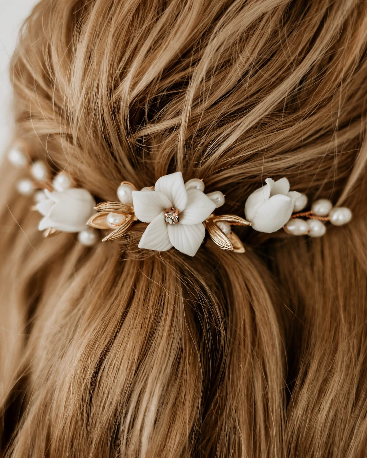 Haarkamm COCO mit Keramik Blumen in Brautfrisur Detailansicht