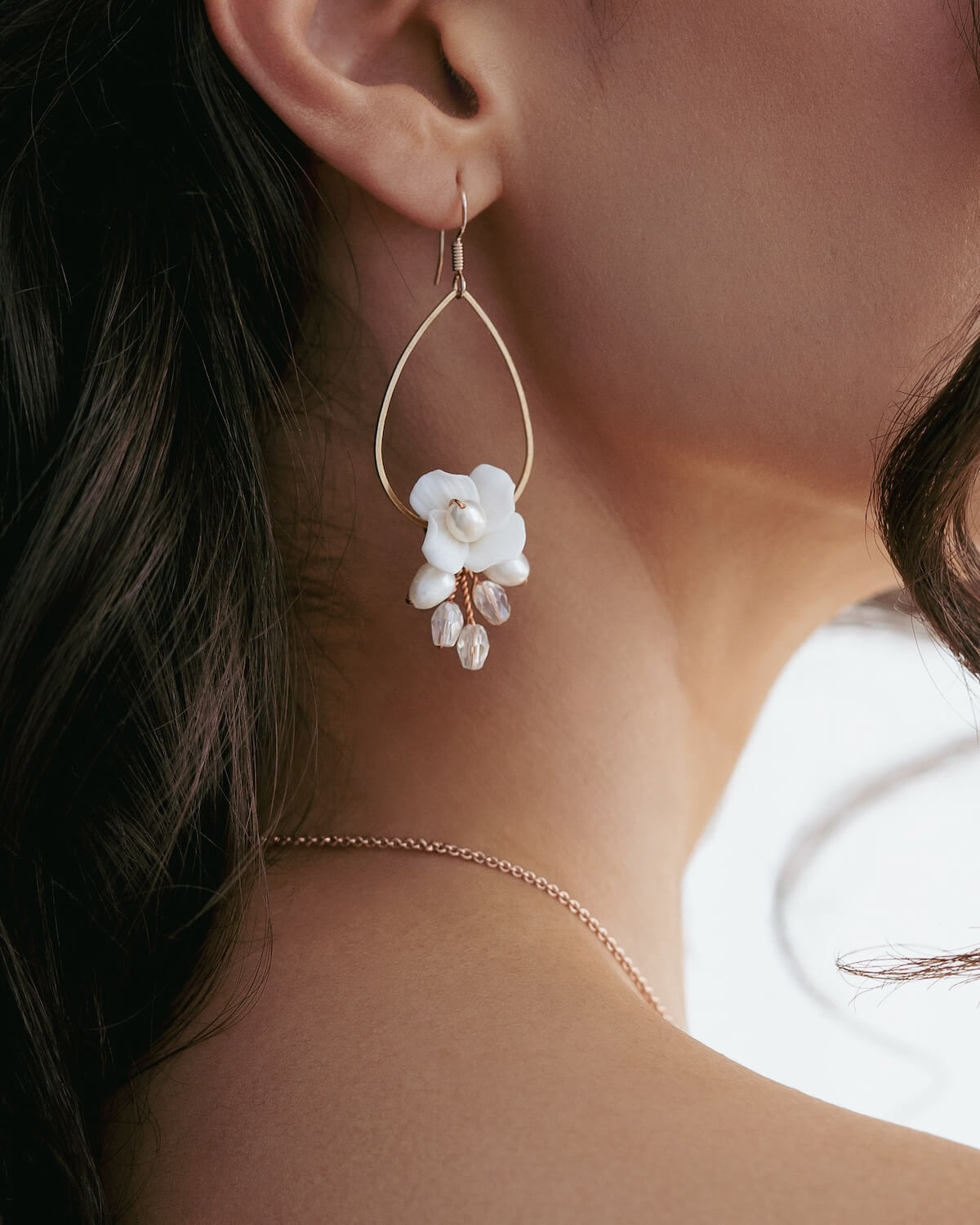 Sternenauge Ohrringe ALBA mit Blume aus Keramik und Perlen am Ohr