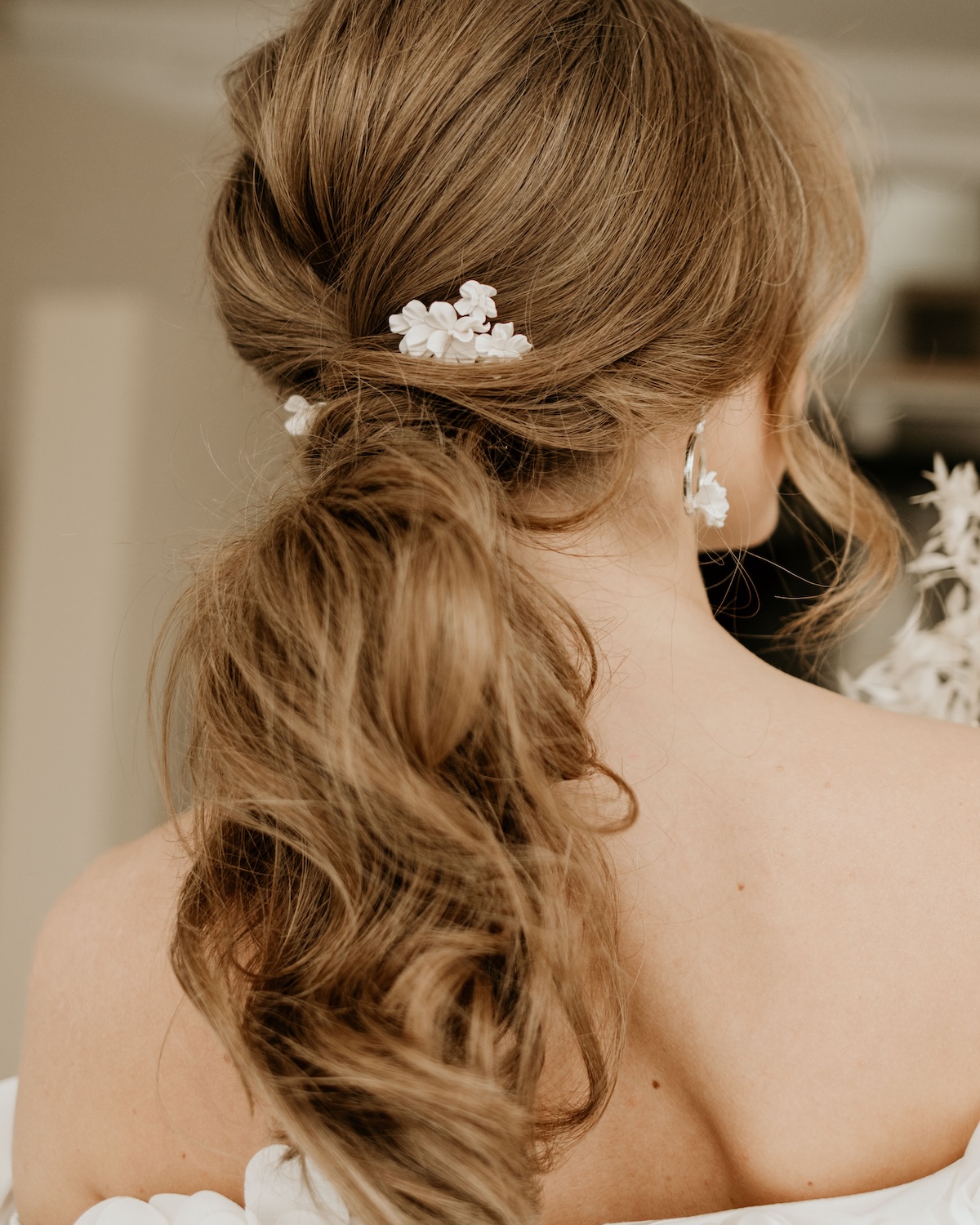 Haarnadeln-mit-wei&szlig;en-Blueten-VALERIA-in-Brautfrisur-Sternenauge