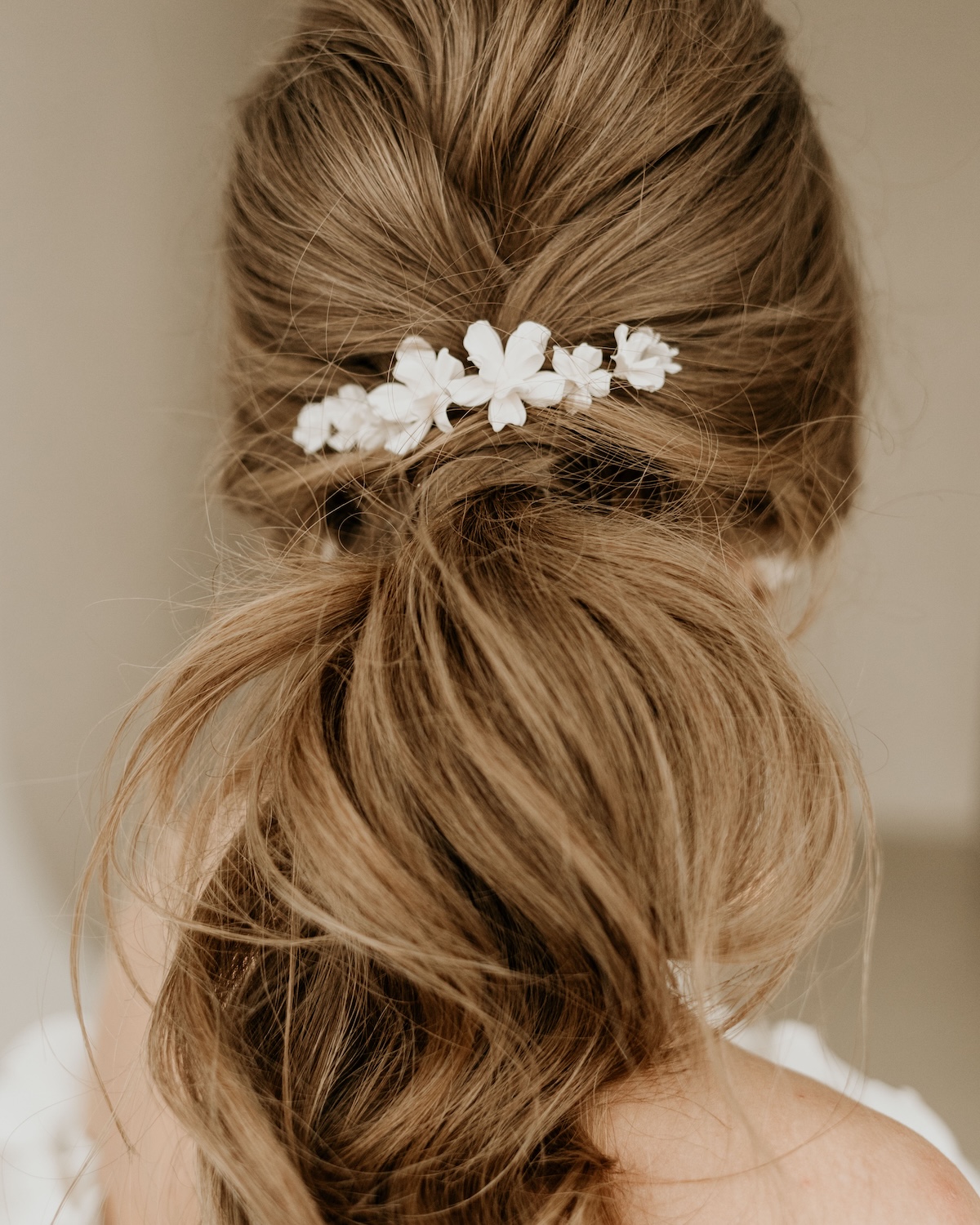 Haarschmuck-mit-handgefertigten-Blumen-in-weiss-VALERIA-Sternenauge