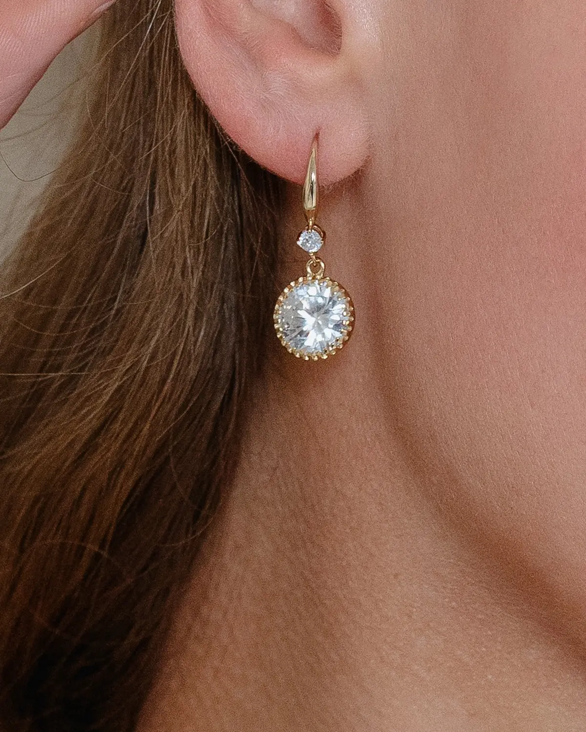 Detailfoto von funkelnden Braut Ohrringen AURELIA mit Zirkonia, handgefertigter Ohrschmuck f&uuml;r die Braut von Sternenauge