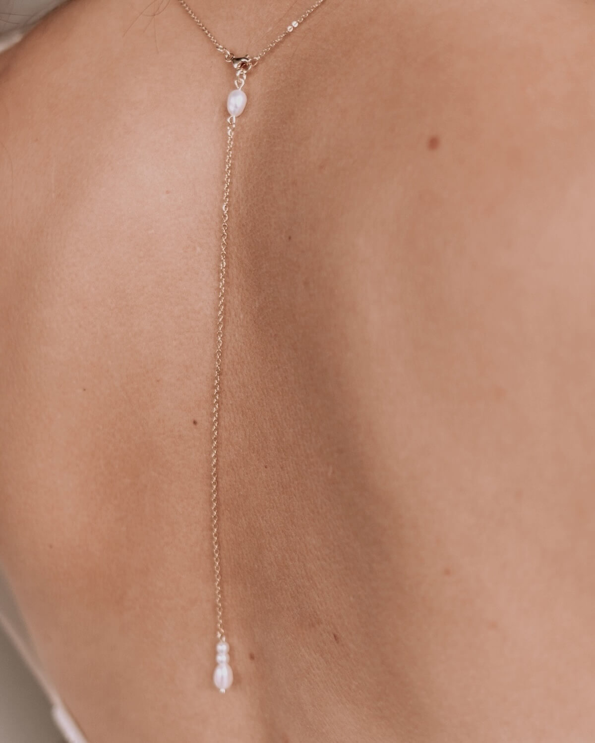 Sternenauge Details Rückenketten Einhänger MILA zum Rückenausschnitt