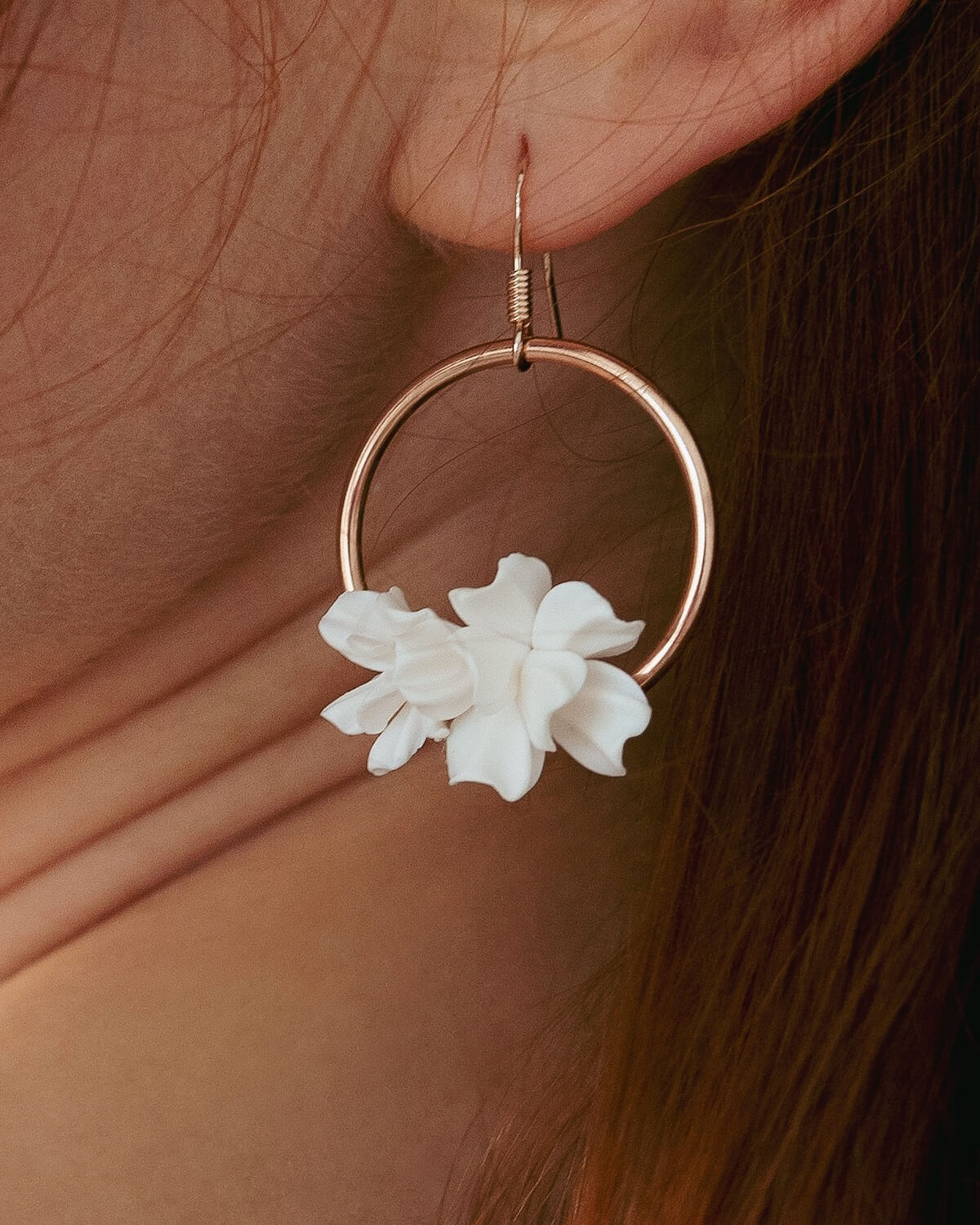 Sternenauge VALERIA Blumen Ohrringe mit rundem Anh&auml;nger und wei&szlig;en Blumen Detailfoto am ohr