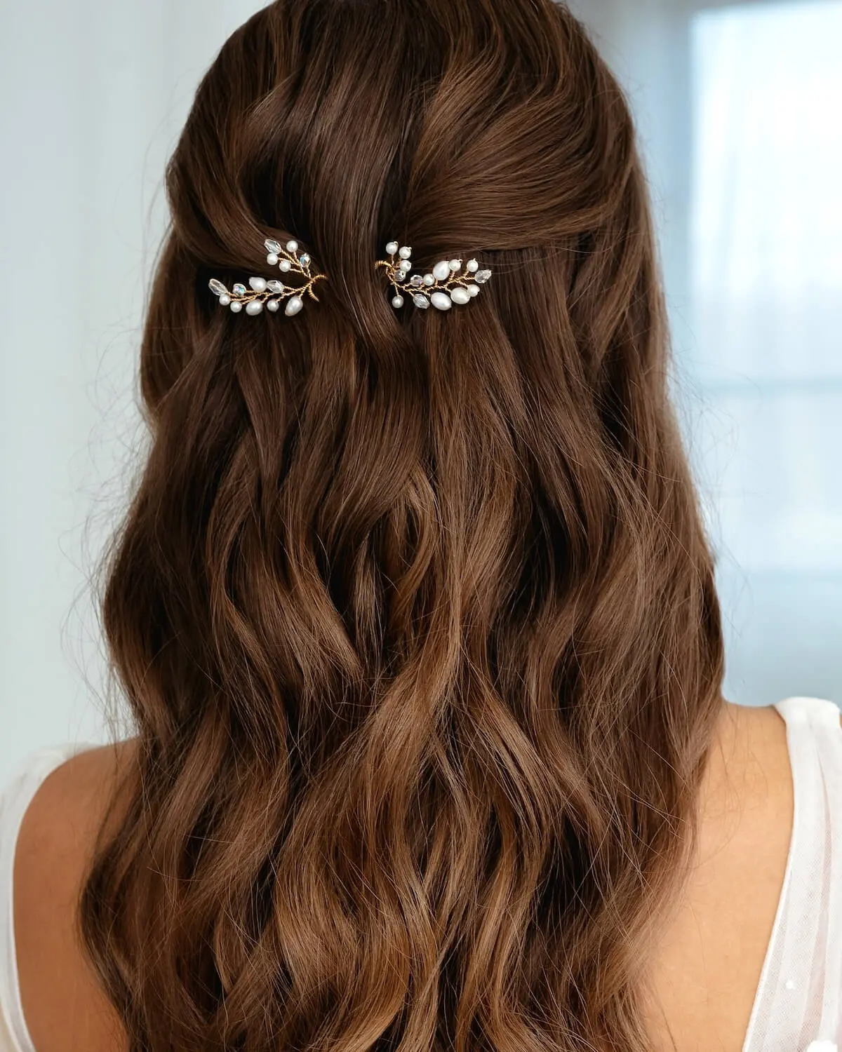 Brautlook mit halb offenenen Locken und Perlen Haarnadeln ALEXIS von Sternenauge