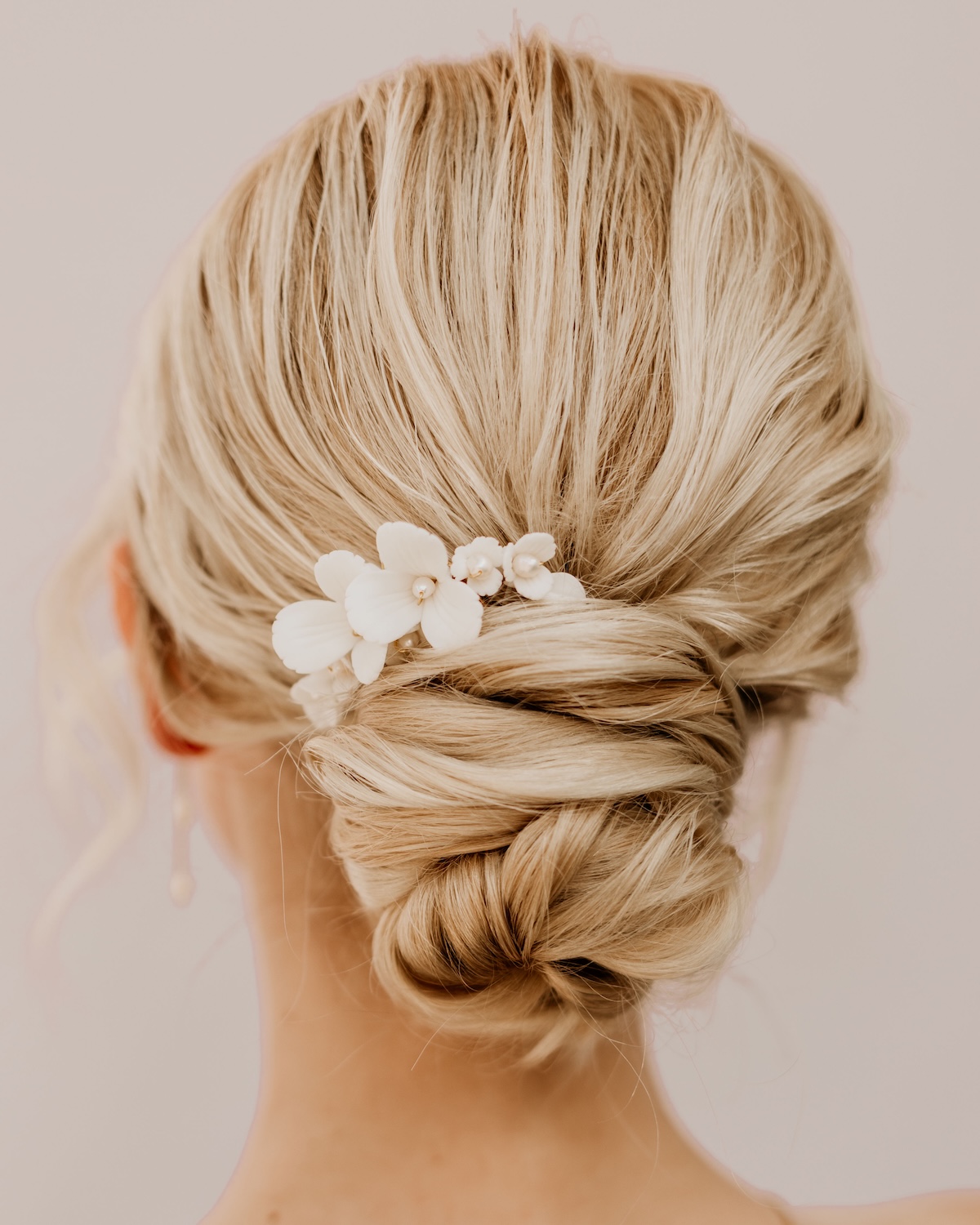 Haarkamm-mit-Keramik-Blumen-und-Perlen-EMILIA-in-Brautfrisur-Sternenauge