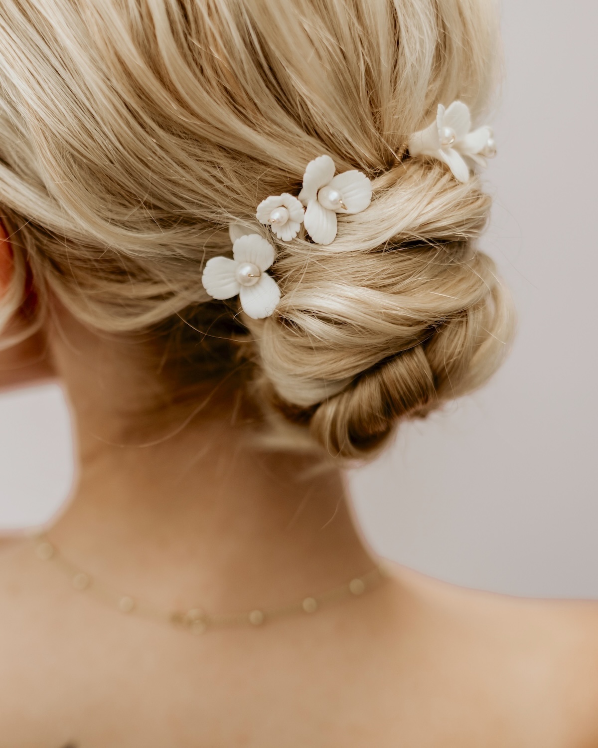 Haarnadel-Set-EMILIA-mit-Keramik-Blumen-in-Brautfrisur-Sternenauge