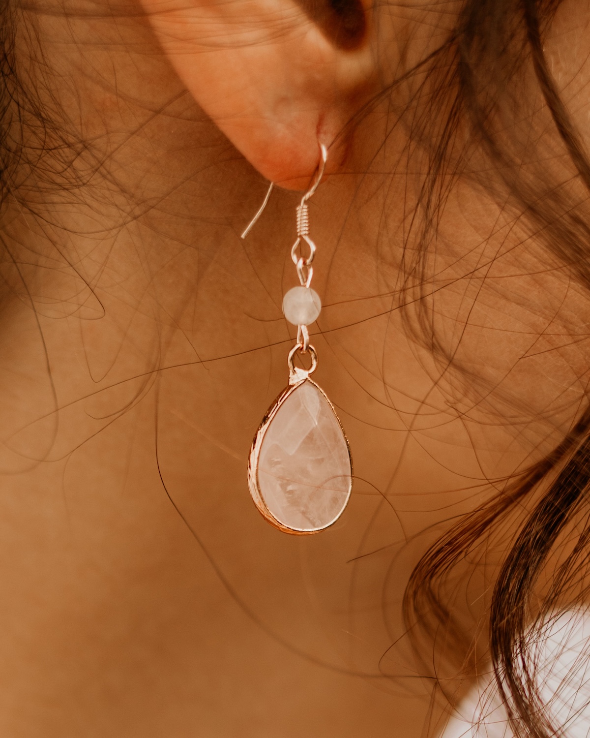 Ohrringe-lang-mit-Rosenquarz-AMY-PINK-Rosegoldfarben-Detail-Sternenauge