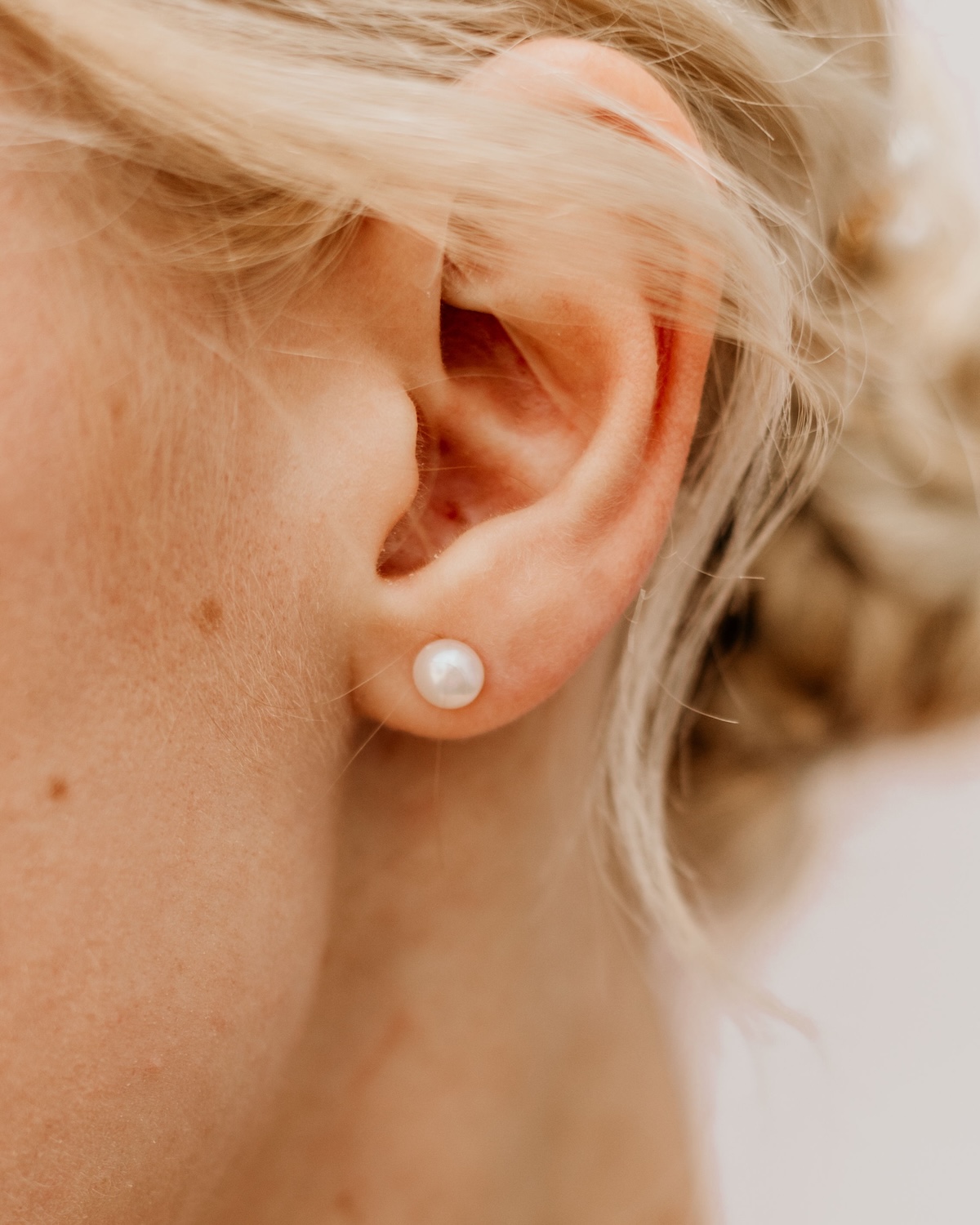 Sternenauge Detailfoto Perlen Ohrstecker MERLE am Ohr