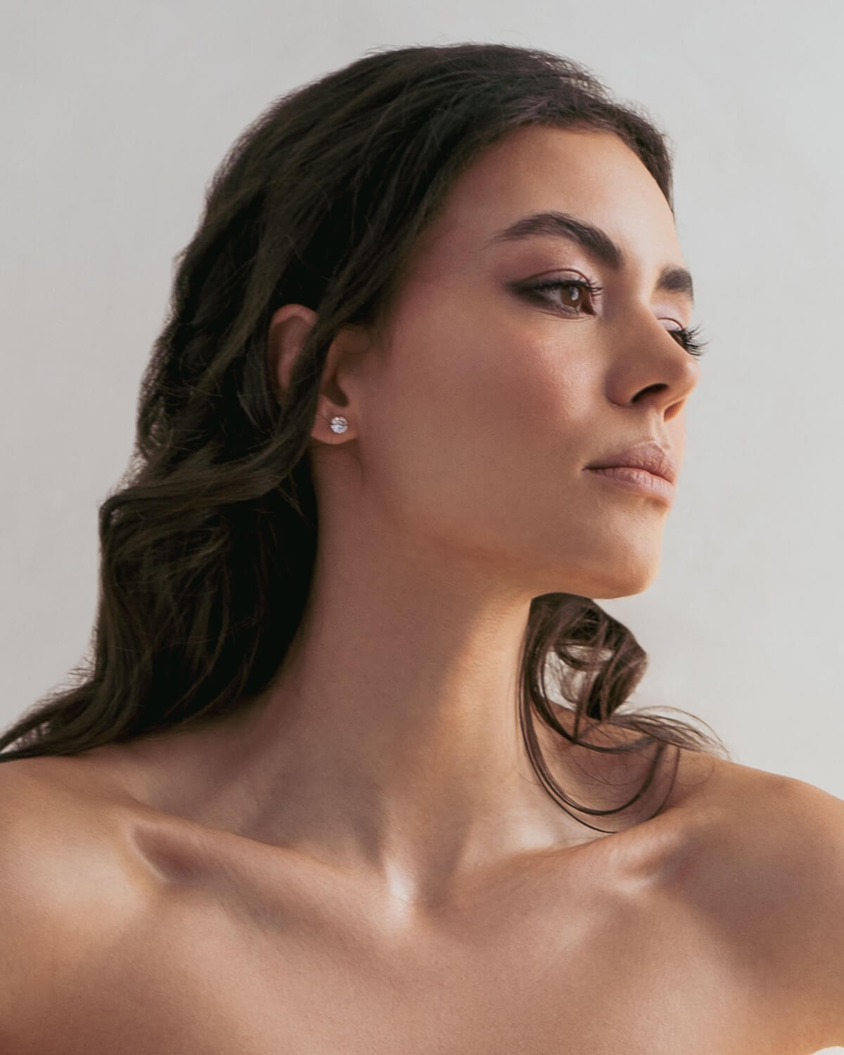 Sternenauge Zirkonia Ohrstecker STELLA Detailaufnahme am Ohr