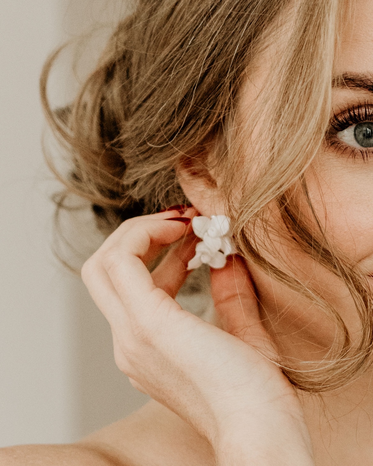 Ohrringe-YVETTE-mit-drei-Blumen-aus-Keramik-Sternenauge