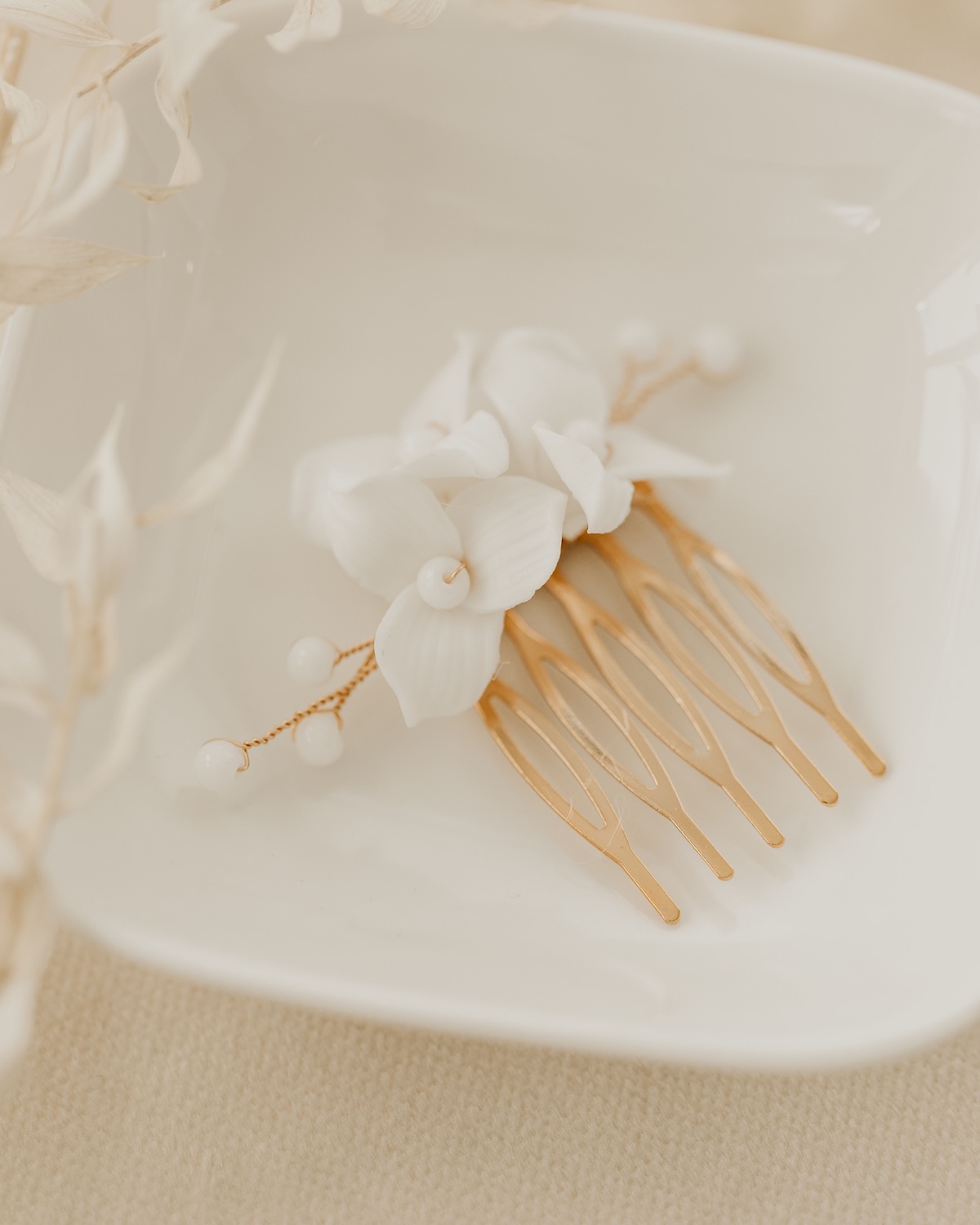 Kleiner Haarkamm mit Achat Perlen und Keramikblumen