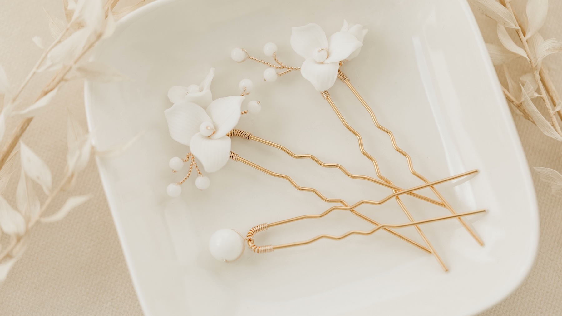 Haarnadel Set mit drei unterschiedlich gestalteten Haarnadeln mit Keramikblumen und Achat Perlen