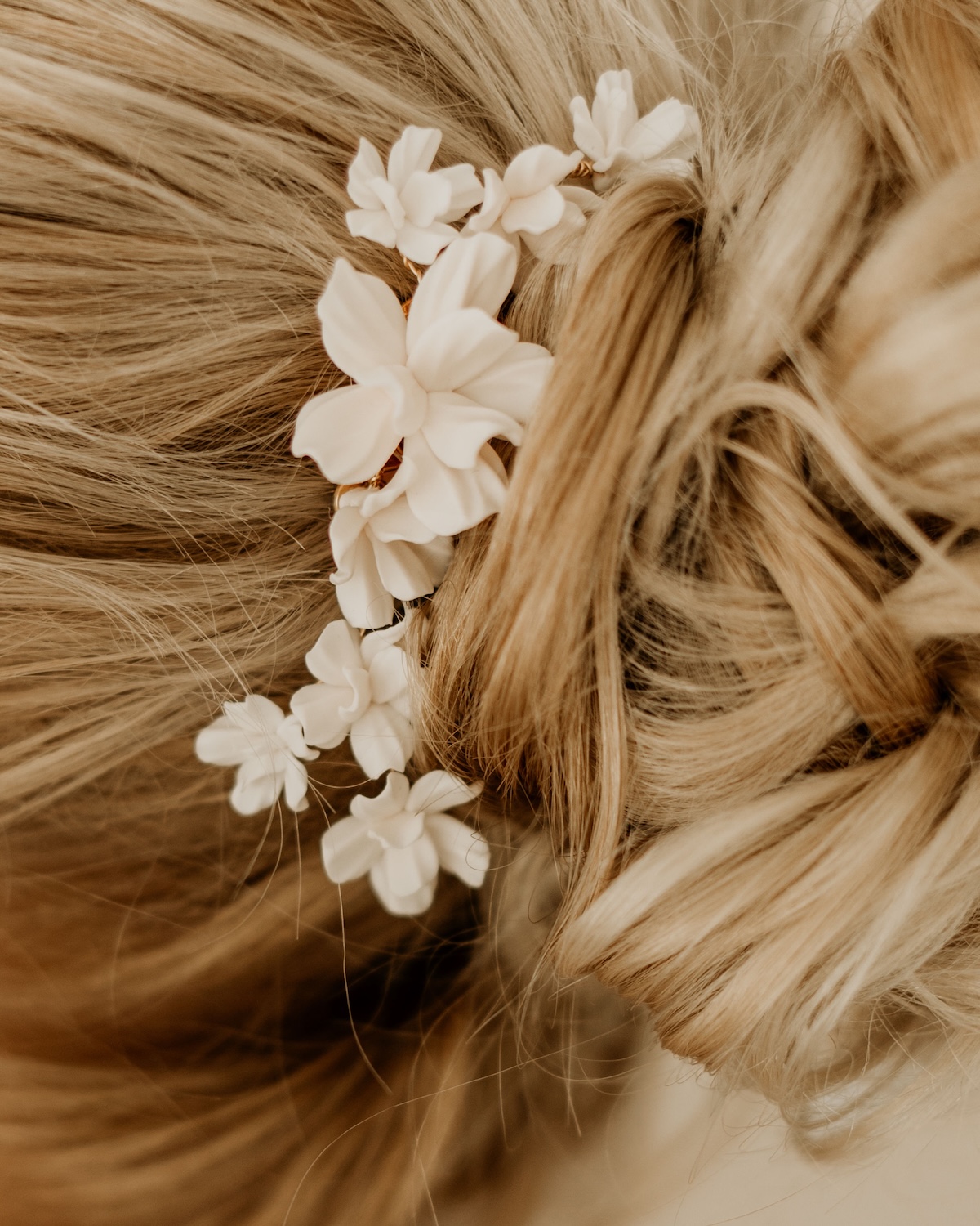 Haarkamm-mit-wei&szlig;en-Blumen-VALERIA-in-Brautfrisur-Detail-Sternenauge