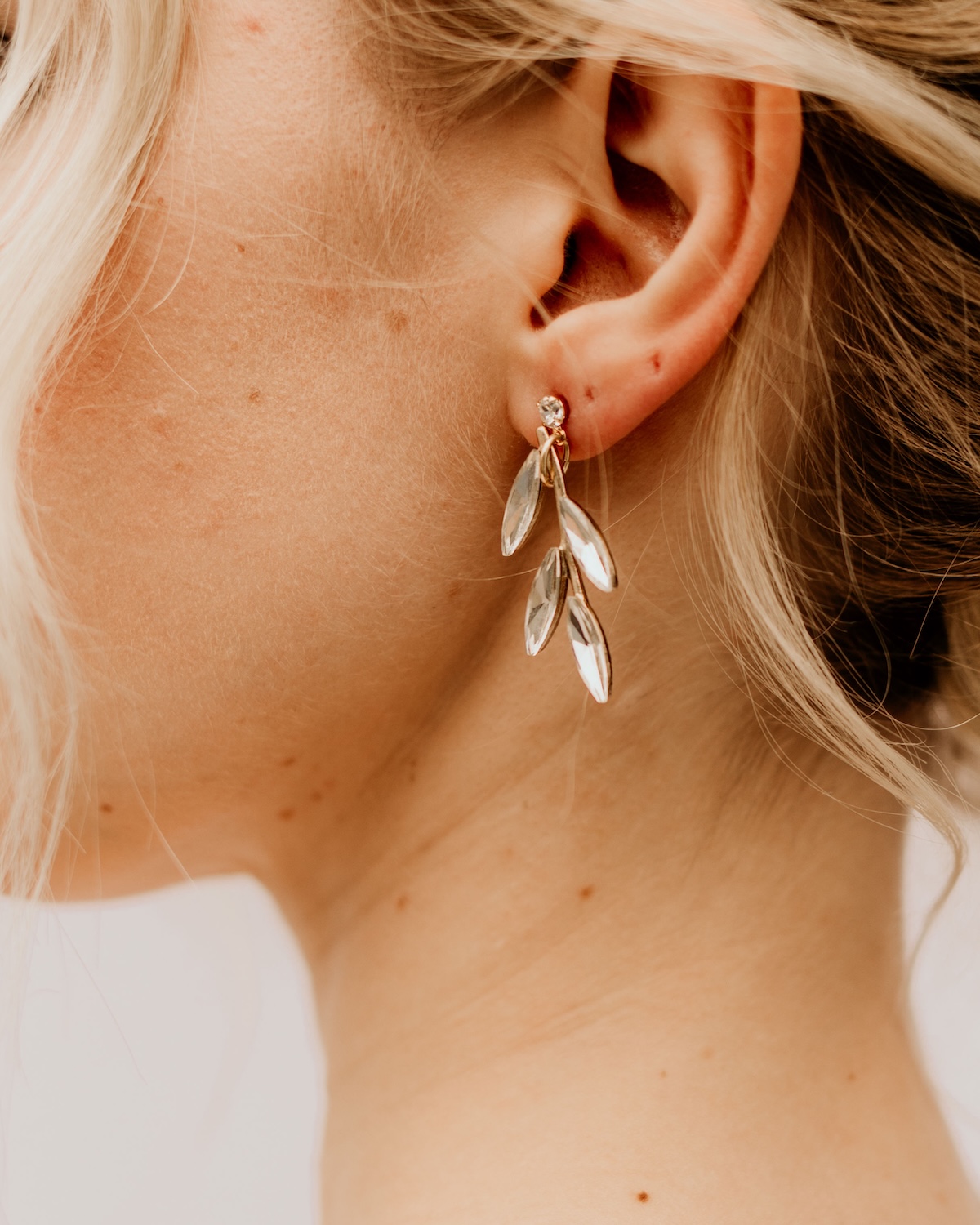 AMELIA-Ohrringe-Goldfarben-Blattform-Sternenauge