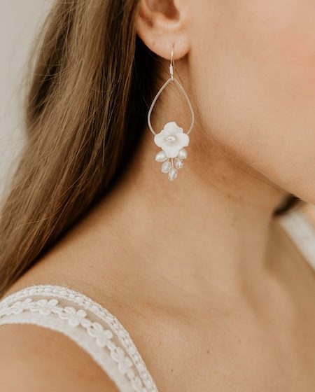 Braut tr&auml;gt Ohrringe ALBA mit Blume