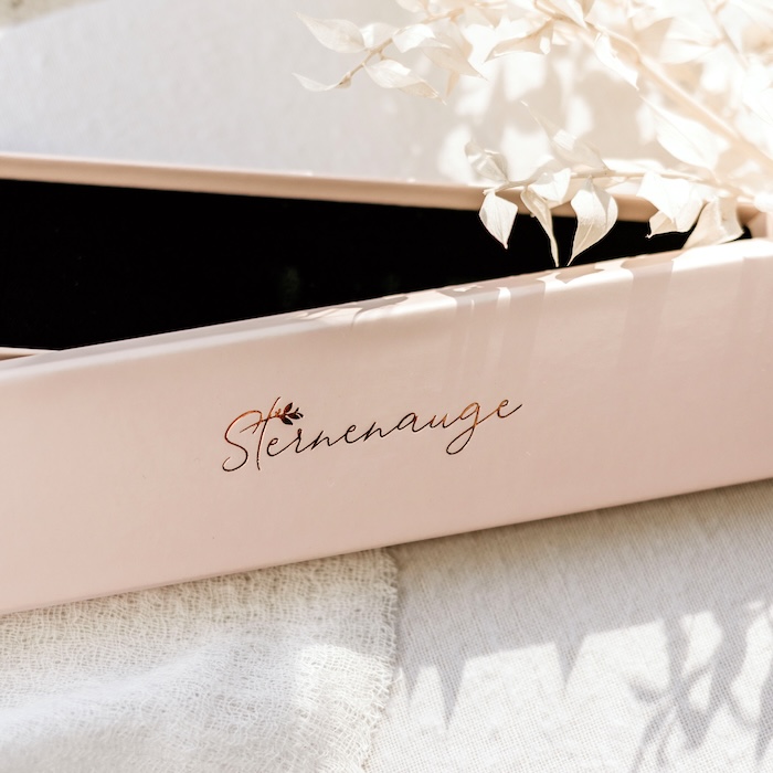 Rosa Schmuckverpackung mit Sternenauge Logo