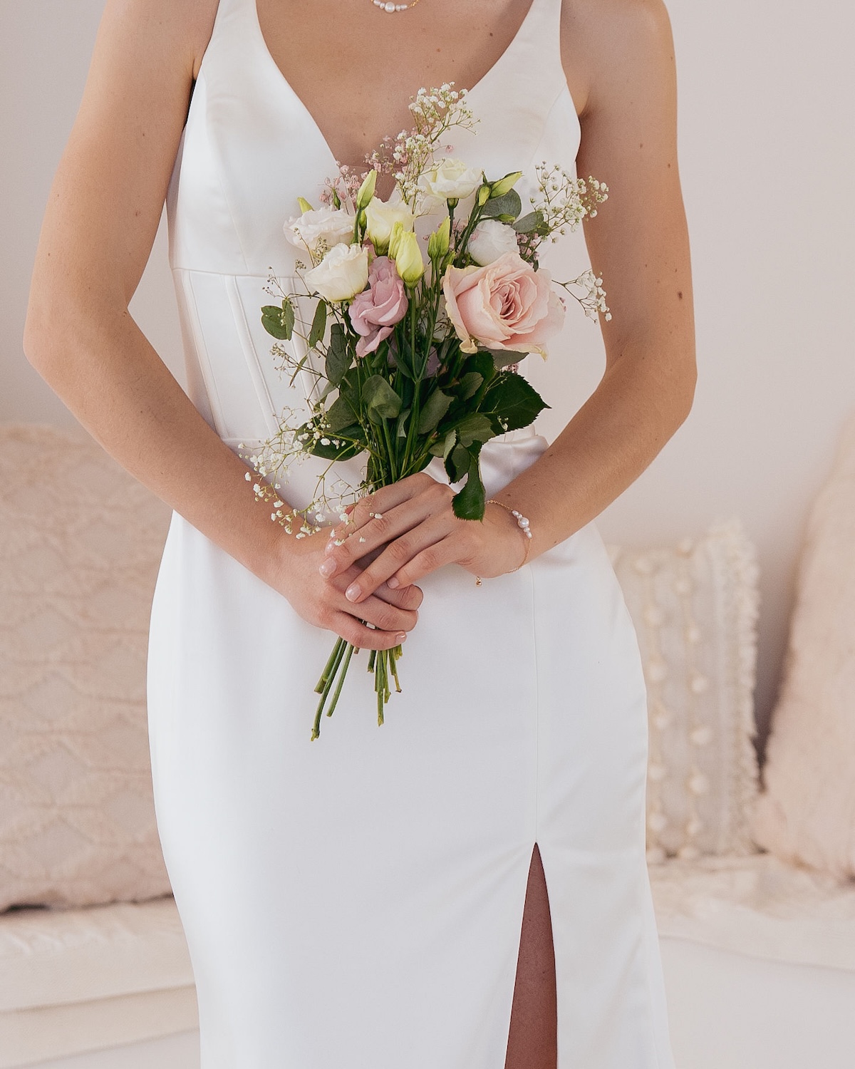 Sternenauge Perlen Armband NORA zum Brautkleid mit Blumenstrauß