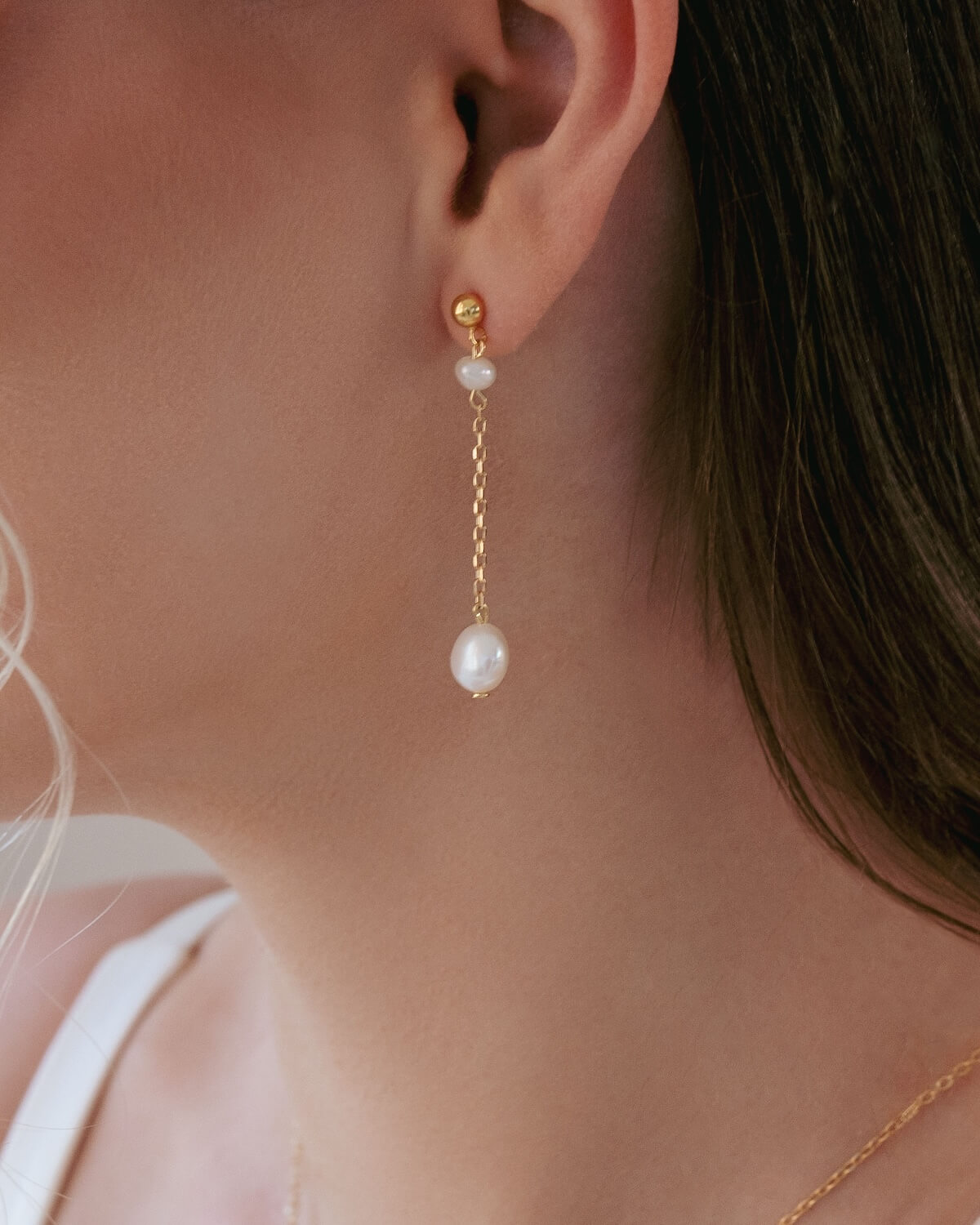 Sternenauge Perlen Ohrringe mit Kette NORA Detailansicht am Ohr