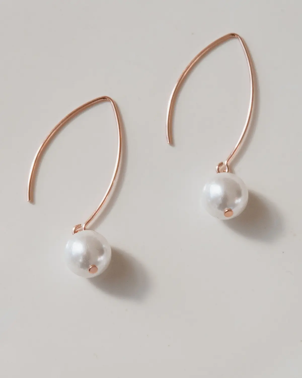 Filigrane Braut-Ohrringe mit Muschelperle, langes Design als Statement-Ohrring aus 925 Sterling Silber, federleicht
