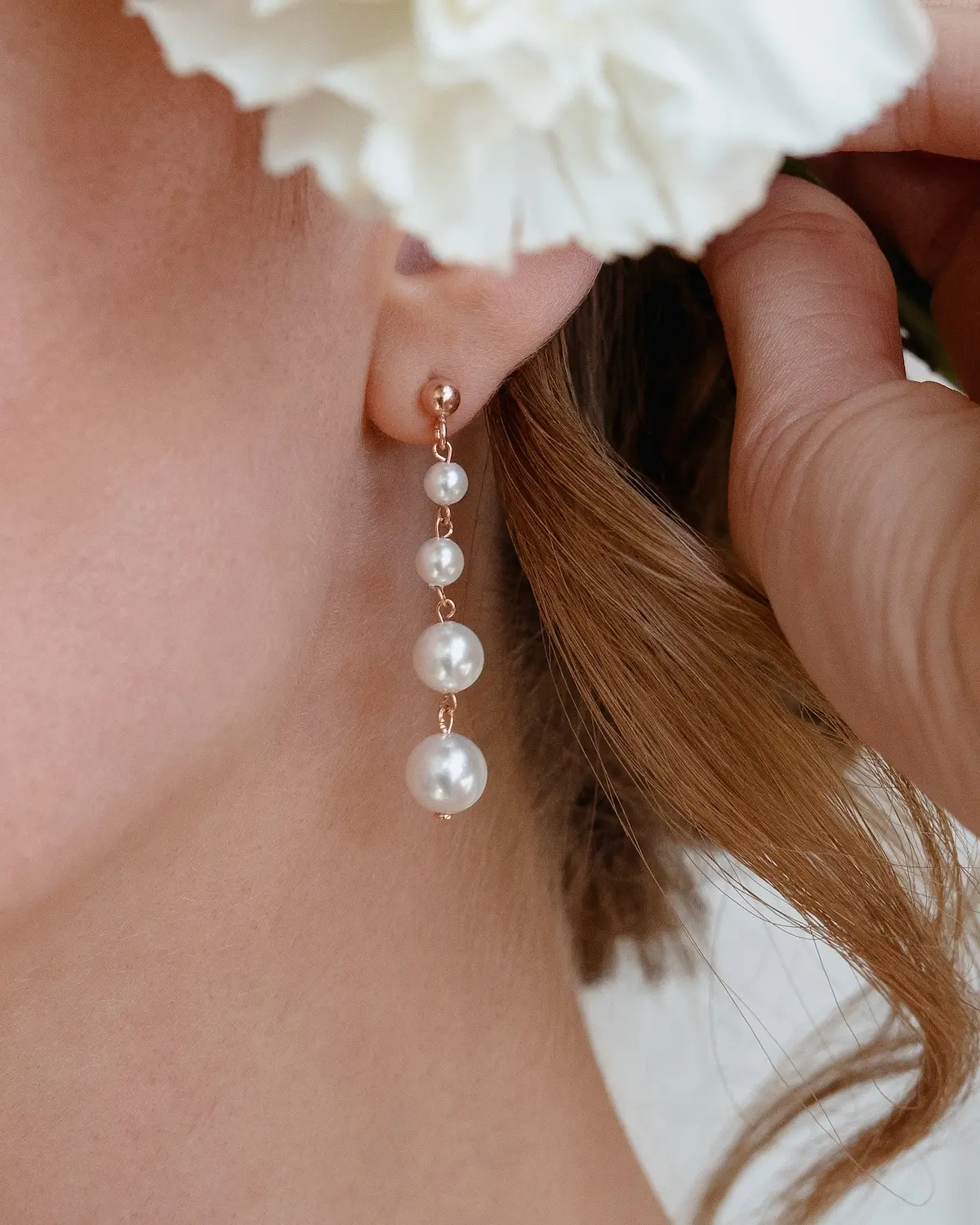 Detailfoto ANNOUK Ohrringe Perlen-Drop-Design mit Muschelperlen und aus 925 Sterling Silber für die Hochzeit