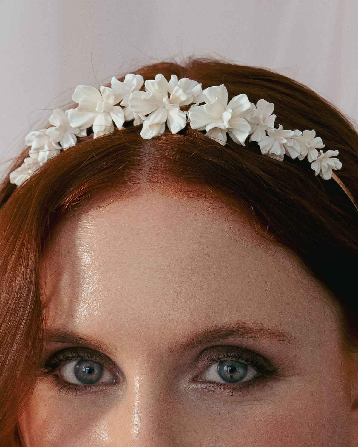 Sternenauge Blumen Haarreif VALERIA Detailfoto im Haar