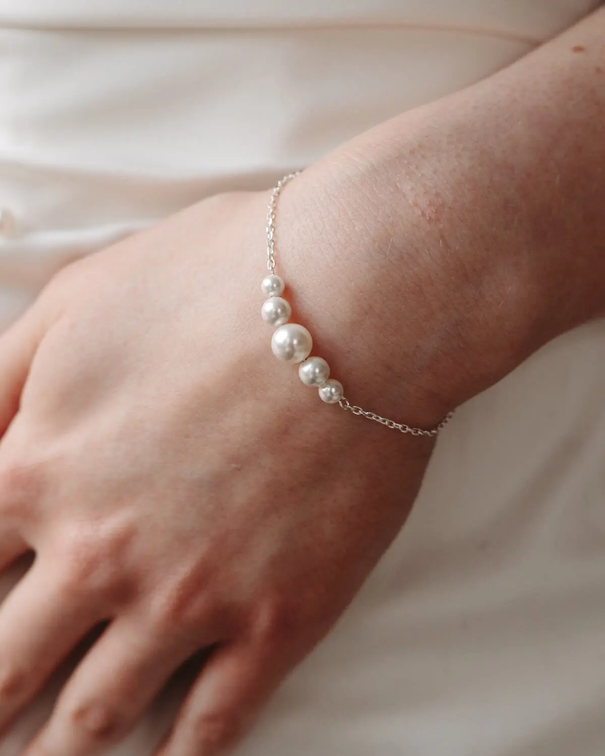 Detailfoto Brautarmband ANNOUK mit Perlen Foto: Jaron Kwast Hochzeitsplanung: Melina Waber Foreverandafter Weddings