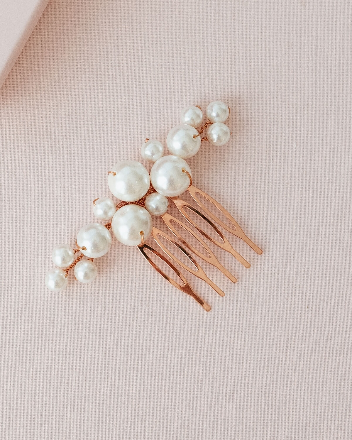 Sternenauge Detailansicht Haarkamm ANNOUK mit schimmernden Muschelperlen